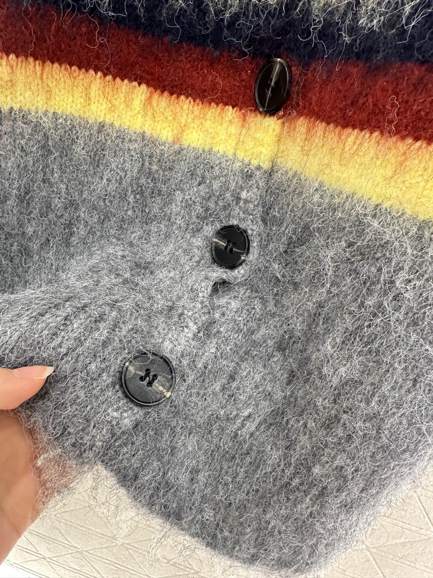 ♥Loew*♥2025新品上架
    条纹撞色马海毛开衫
定制YB马海毛材质 质感高级舒适 穿搭舒适不