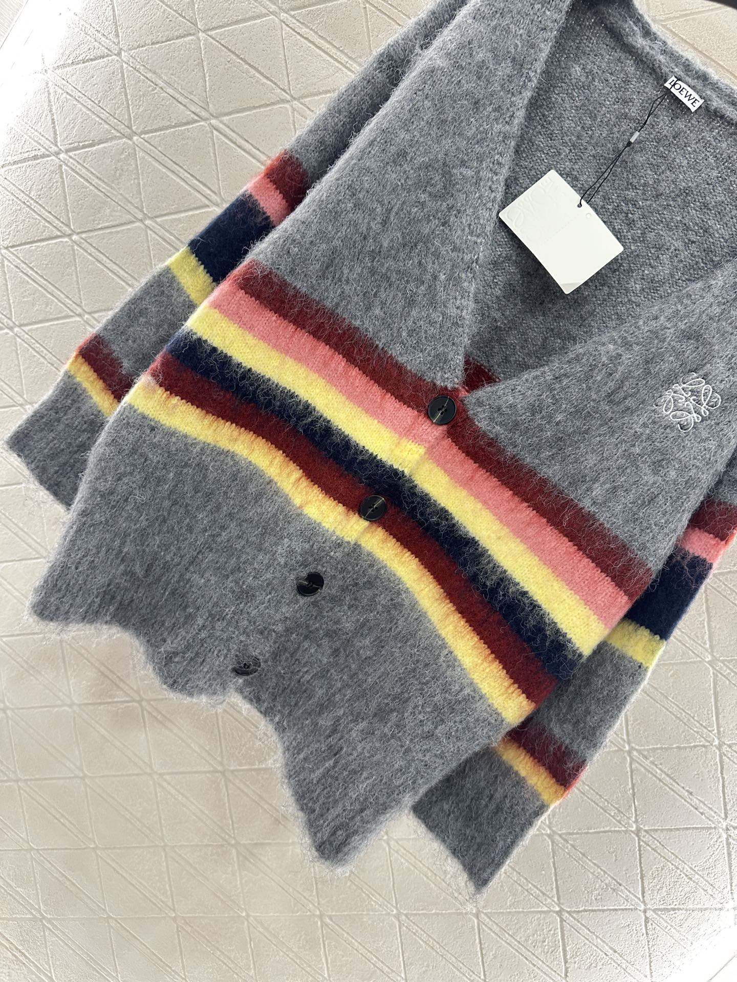 ♥Loew*♥2025新品上架
    条纹撞色马海毛开衫
定制YB马海毛材质 质感高级舒适 穿搭舒适不