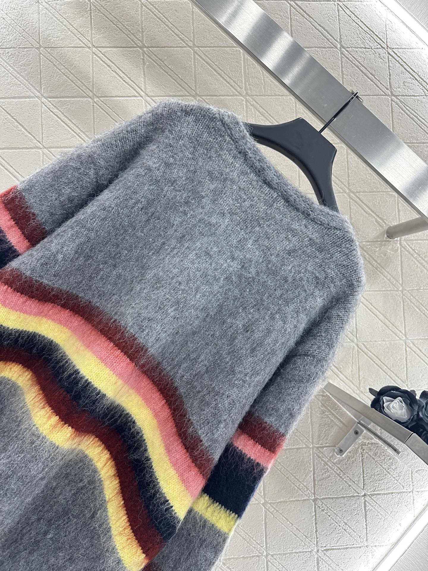 ♥Loew*♥2025新品上架
    条纹撞色马海毛开衫
定制YB马海毛材质 质感高级舒适 穿搭舒适不