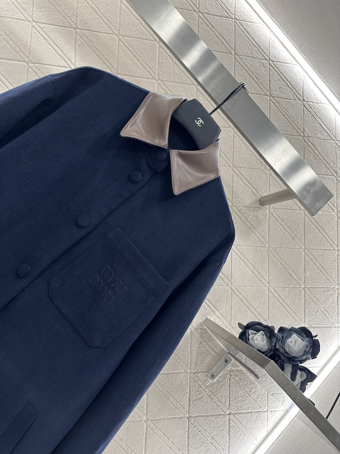 ♥Miumi*♥2025新品上架
   拼接翻领口袋衬衫外套
定制YB灯芯绒全棉材质 质感细腻 纹理清晰