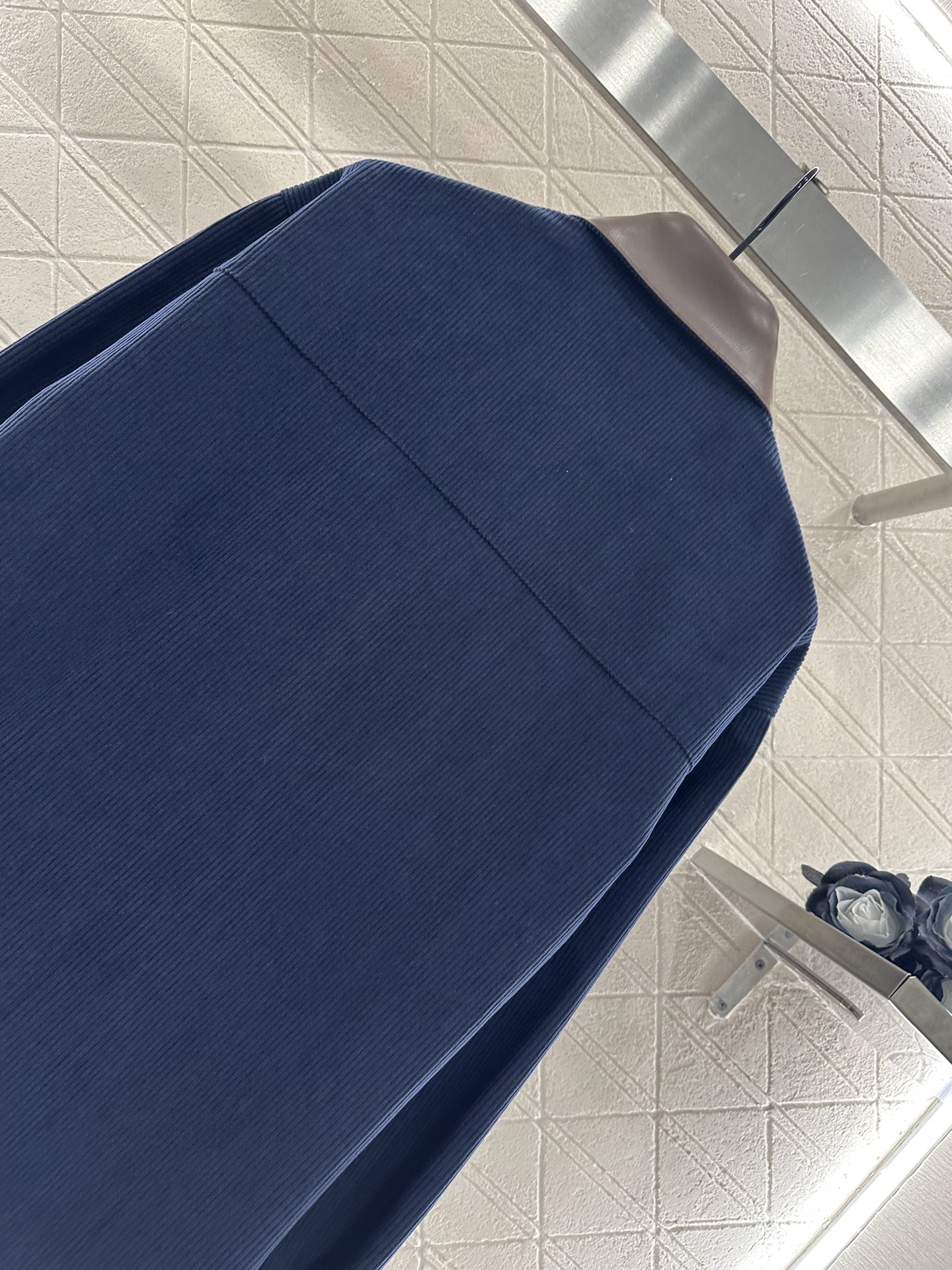 ♥Miumi*♥2025新品上架
   拼接翻领口袋衬衫外套
定制YB灯芯绒全棉材质 质感细腻 纹理清晰