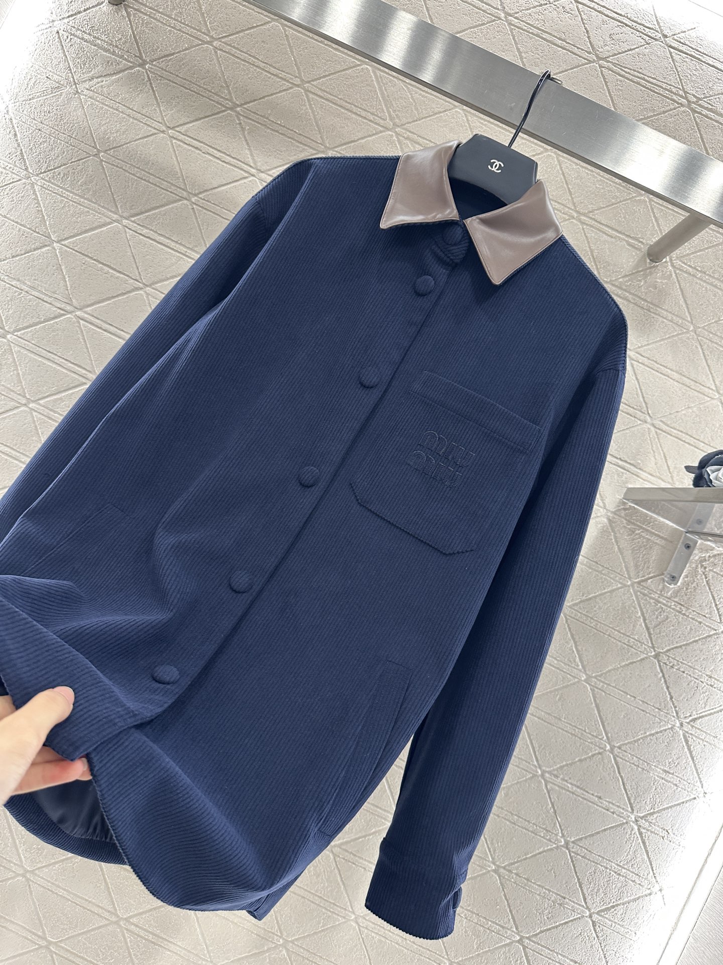 ♥Miumi*♥2025新品上架
   拼接翻领口袋衬衫外套
定制YB灯芯绒全棉材质 质感细腻 纹理清晰