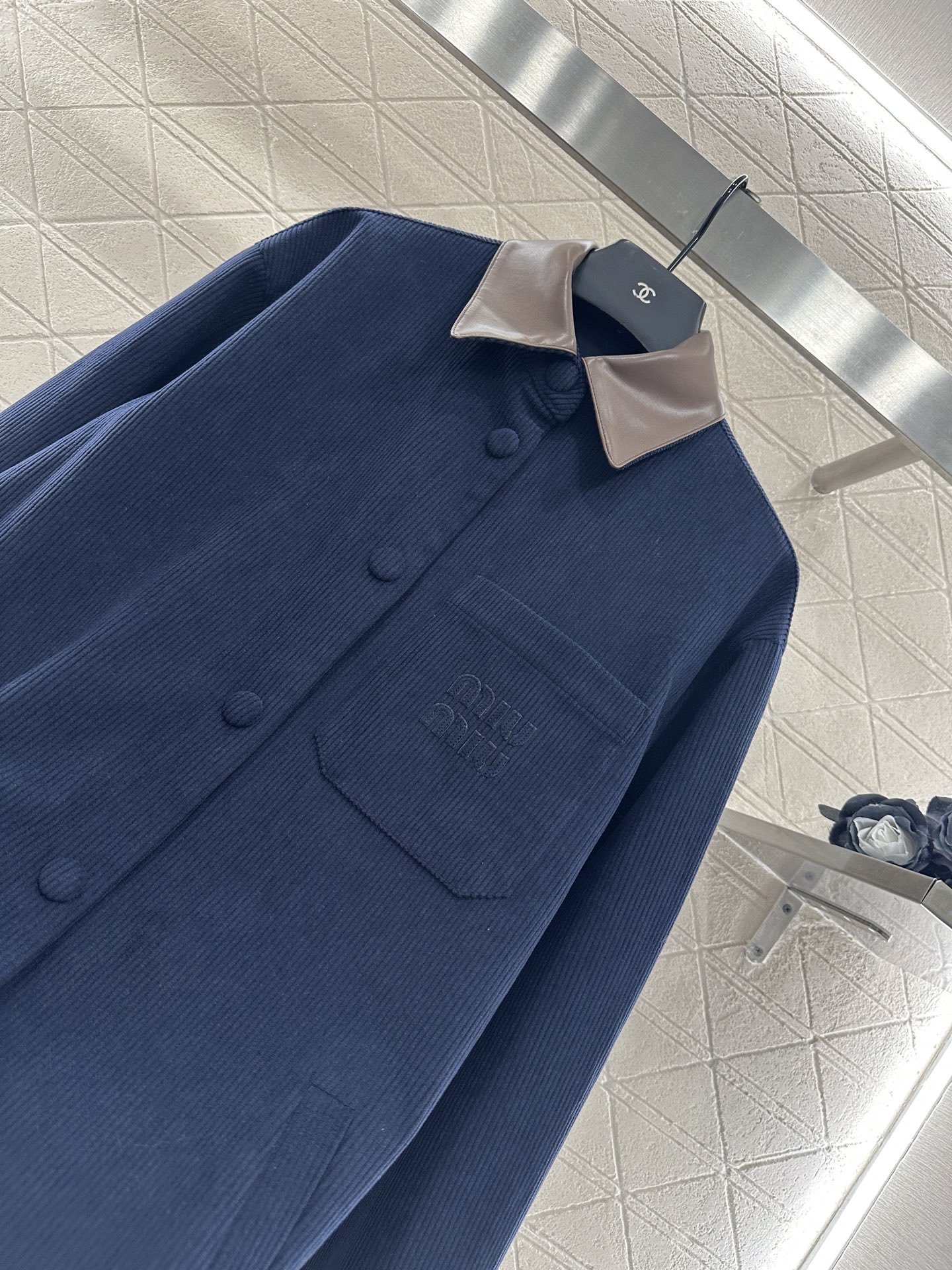 ♥Miumi*♥2025新品上架
   拼接翻领口袋衬衫外套
定制YB灯芯绒全棉材质 质感细腻 纹理清晰