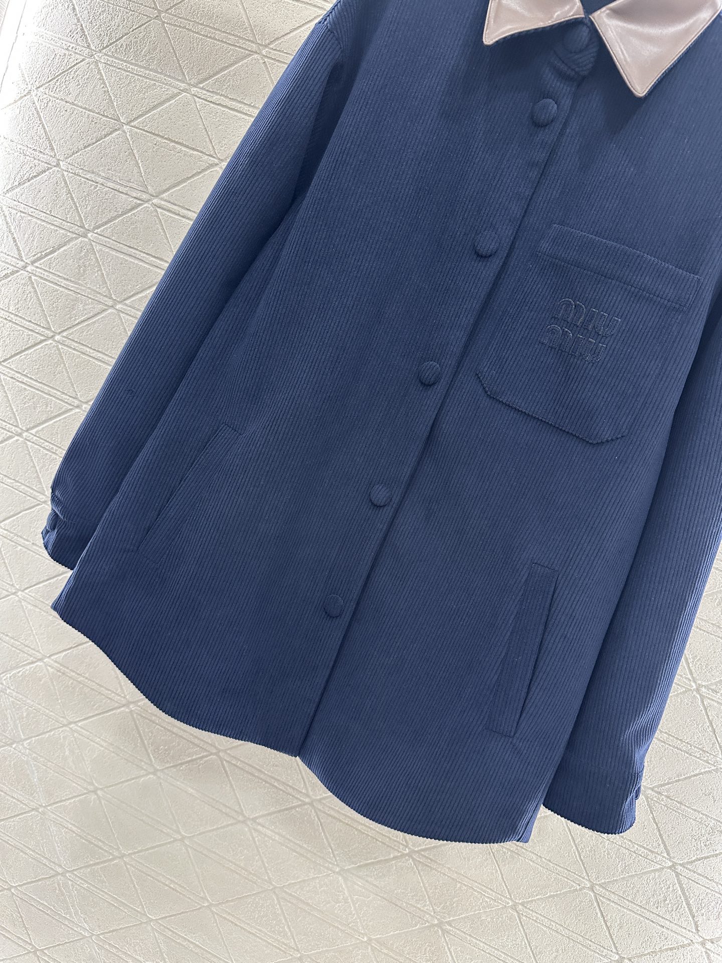 ♥Miumi*♥2025新品上架
   拼接翻领口袋衬衫外套
定制YB灯芯绒全棉材质 质感细腻 纹理清晰