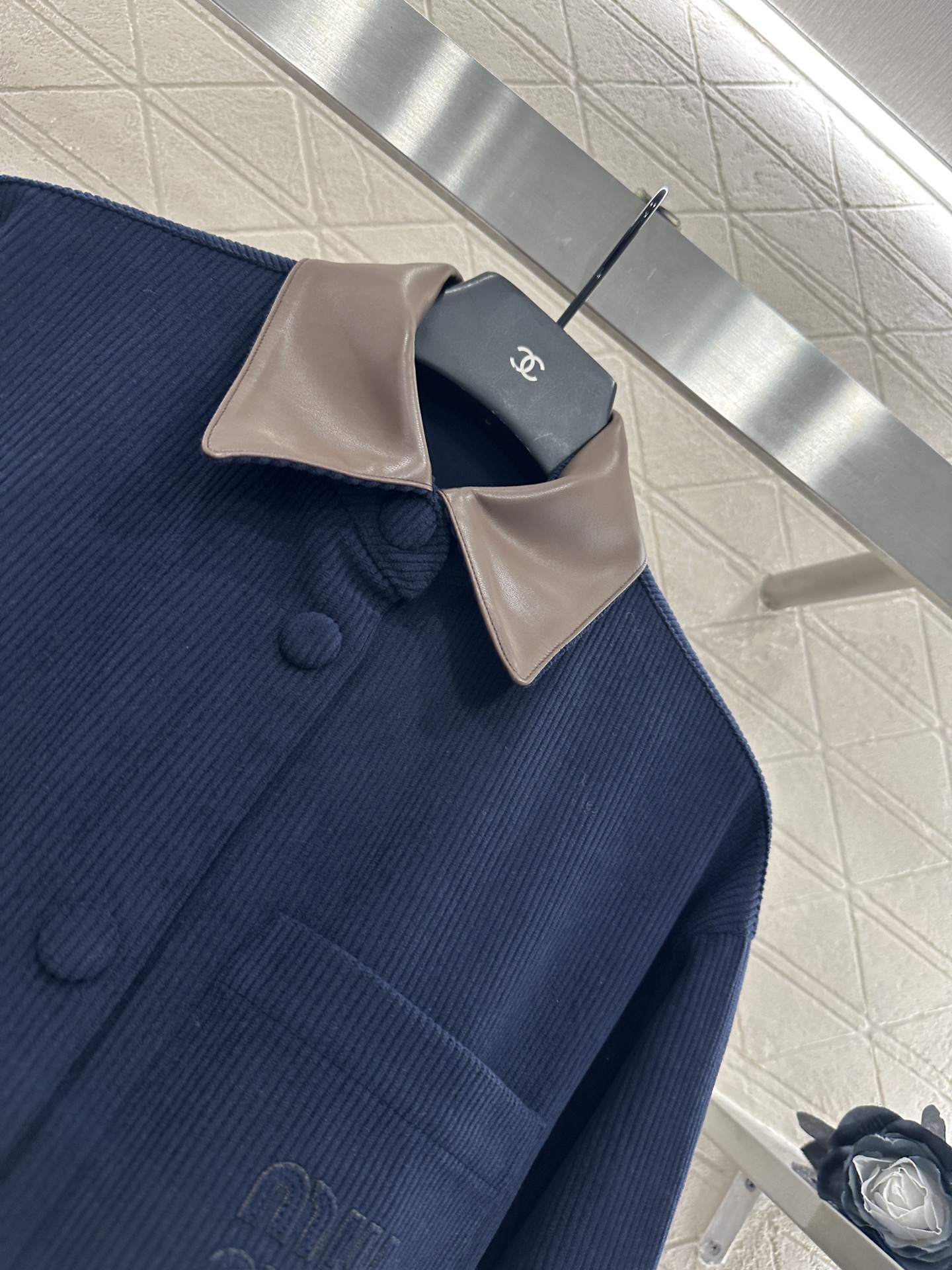 ♥Miumi*♥2025新品上架
   拼接翻领口袋衬衫外套
定制YB灯芯绒全棉材质 质感细腻 纹理清晰