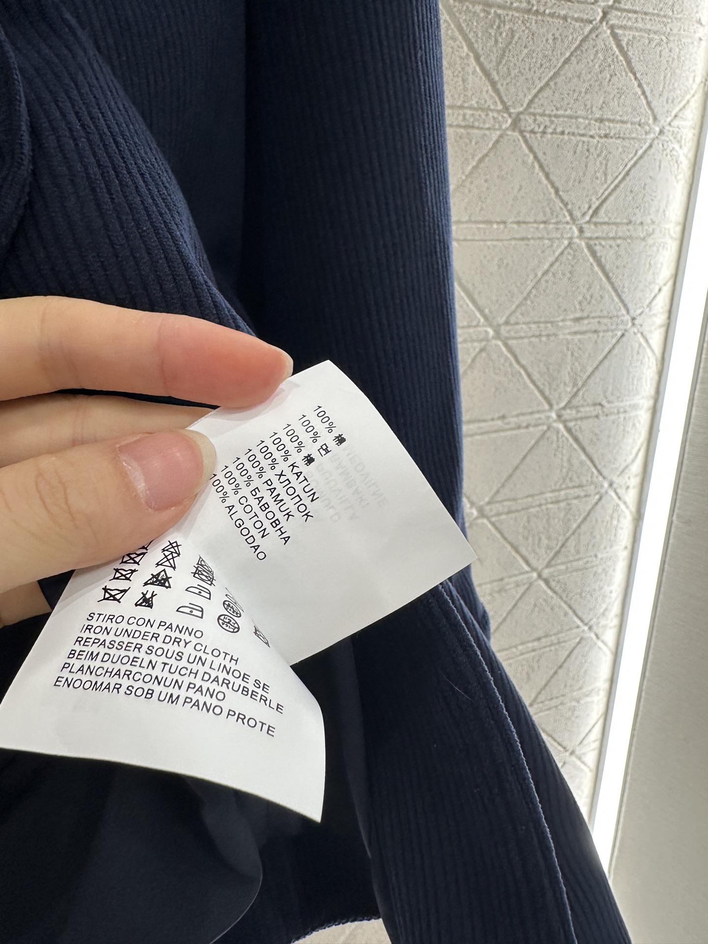 ♥Miumi*♥2025新品上架
   拼接翻领口袋衬衫外套
定制YB灯芯绒全棉材质 质感细腻 纹理清晰