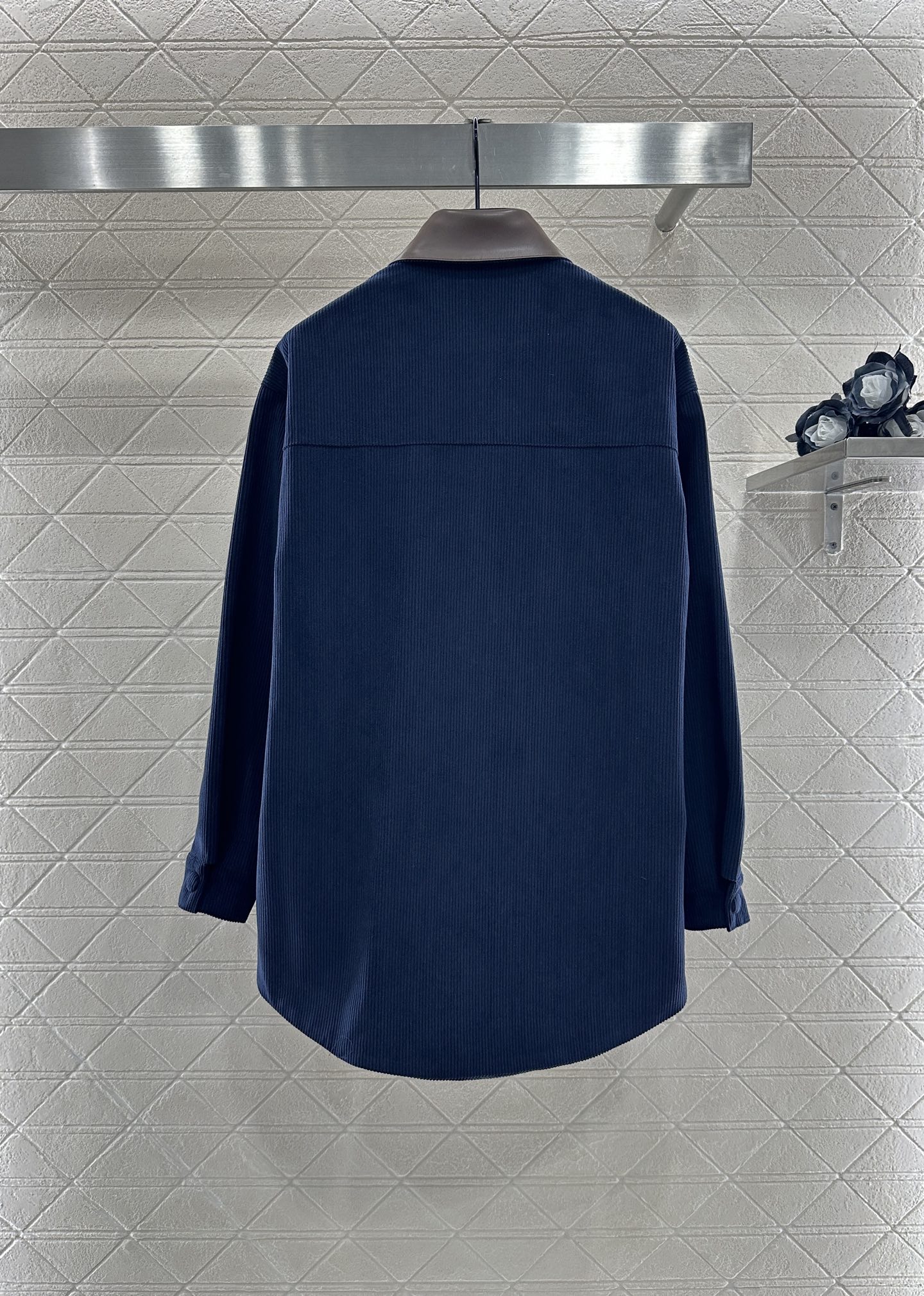 ♥Miumi*♥2025新品上架
   拼接翻领口袋衬衫外套
定制YB灯芯绒全棉材质 质感细腻 纹理清晰