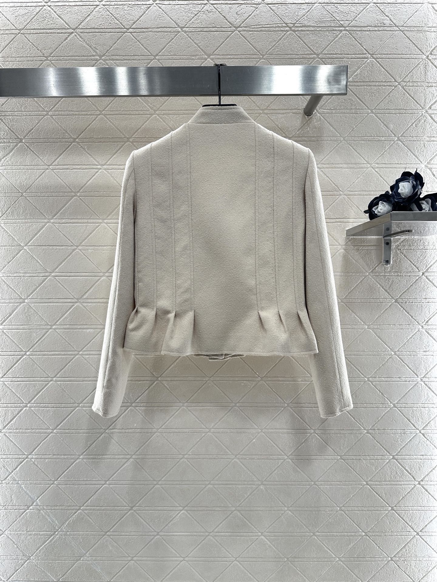 ♥Dio*♥2025新品上架
    立领正肩花边外套
定制YB进口棉毛材质 肌理明显 垂顺流畅 垫肩外