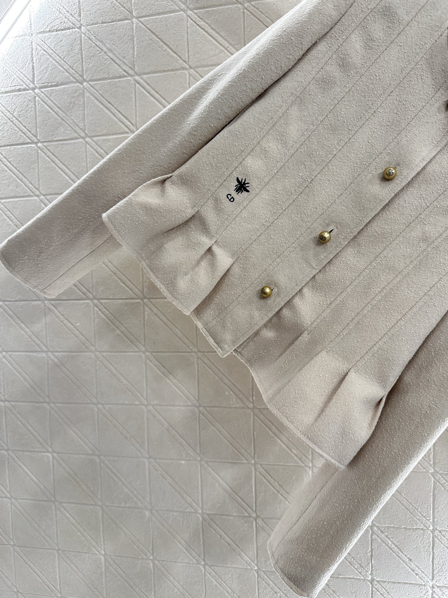 ♥Dio*♥2025新品上架
    立领正肩花边外套
定制YB进口棉毛材质 肌理明显 垂顺流畅 垫肩外