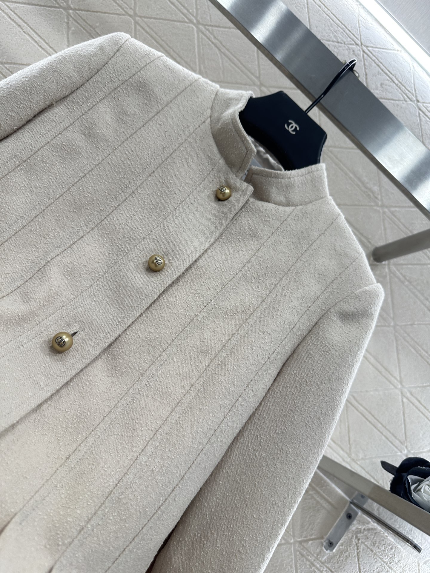 ♥Dio*♥2025新品上架
    立领正肩花边外套
定制YB进口棉毛材质 肌理明显 垂顺流畅 垫肩外