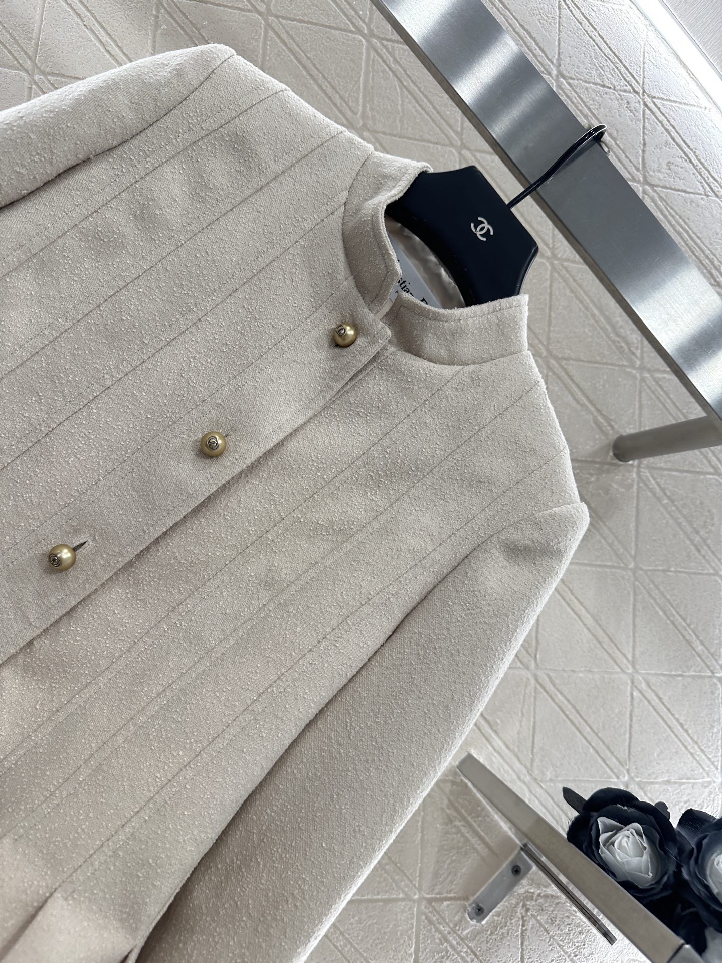 ♥Dio*♥2025新品上架
    立领正肩花边外套
定制YB进口棉毛材质 肌理明显 垂顺流畅 垫肩外