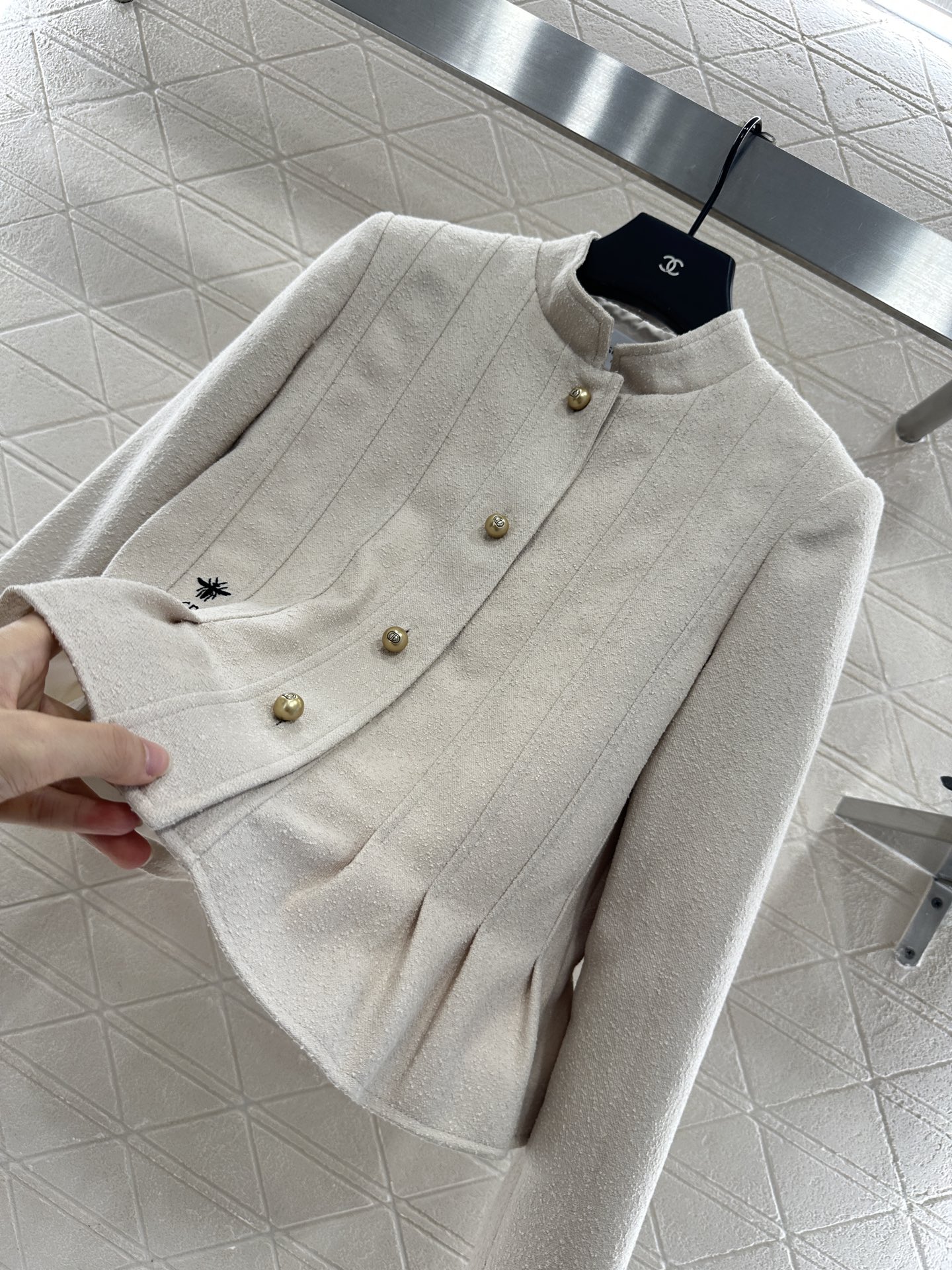 ♥Dio*♥2025新品上架
    立领正肩花边外套
定制YB进口棉毛材质 肌理明显 垂顺流畅 垫肩外