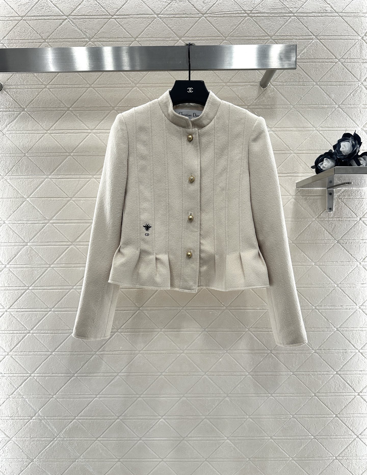 ♥Dio*♥2025新品上架
    立领正肩花边外套
定制YB进口棉毛材质 肌理明显 垂顺流畅 垫肩外