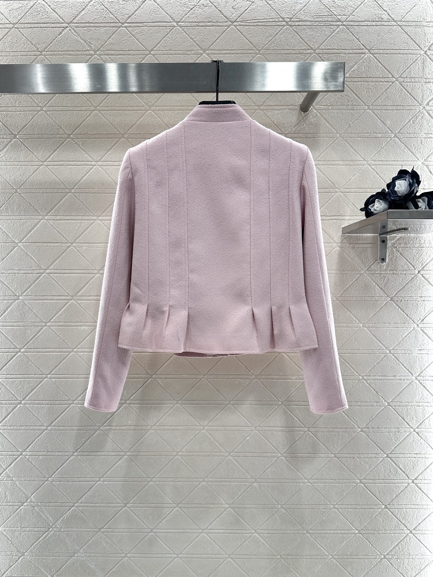 ♥Dio*♥2025新品上架
    立领正肩花边外套
定制YB进口棉毛材质 肌理明显 垂顺流畅 垫肩外