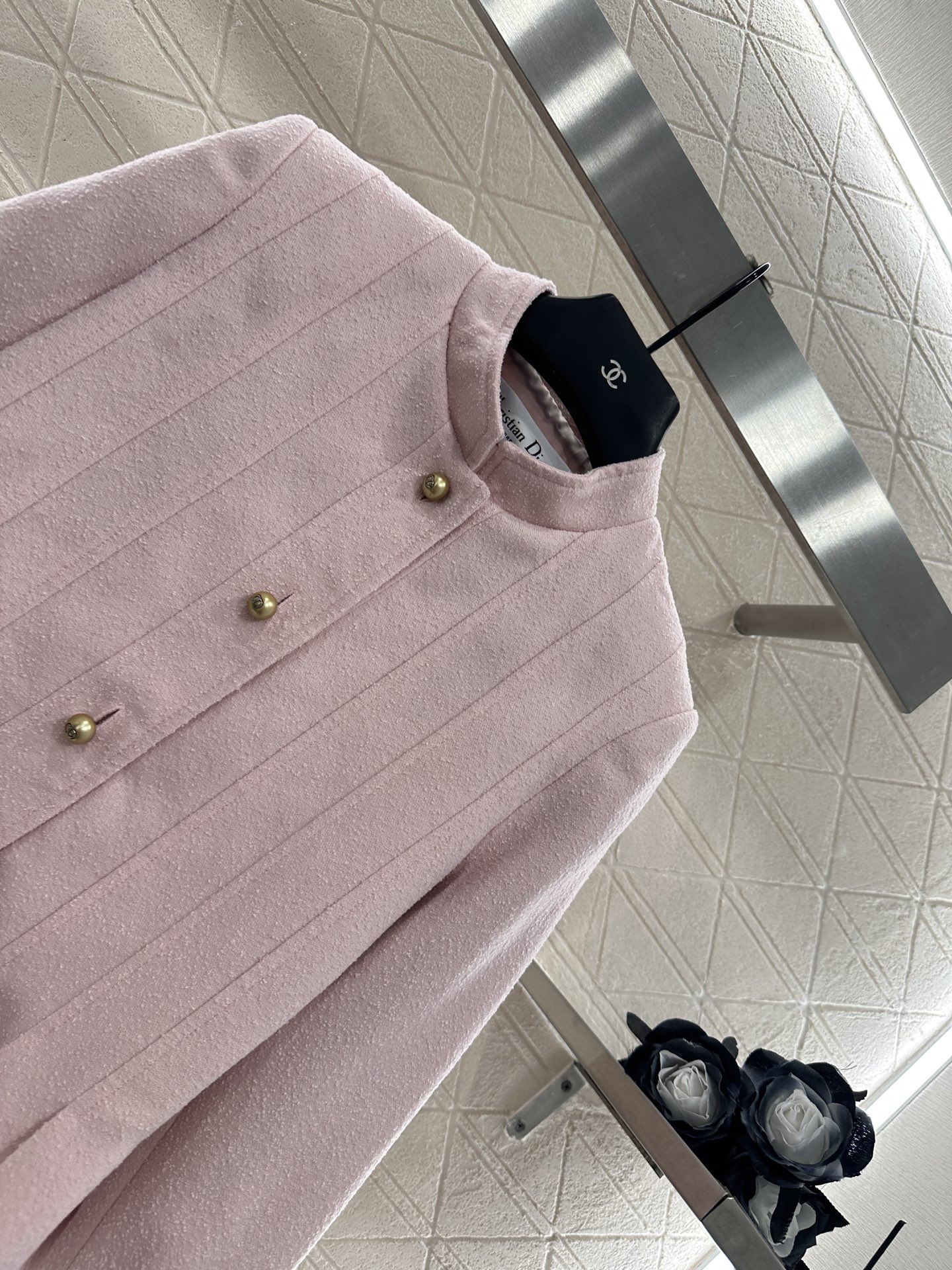 ♥Dio*♥2025新品上架
    立领正肩花边外套
定制YB进口棉毛材质 肌理明显 垂顺流畅 垫肩外