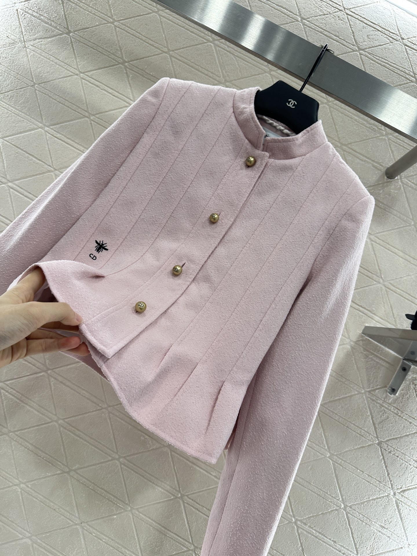 ♥Dio*♥2025新品上架
    立领正肩花边外套
定制YB进口棉毛材质 肌理明显 垂顺流畅 垫肩外