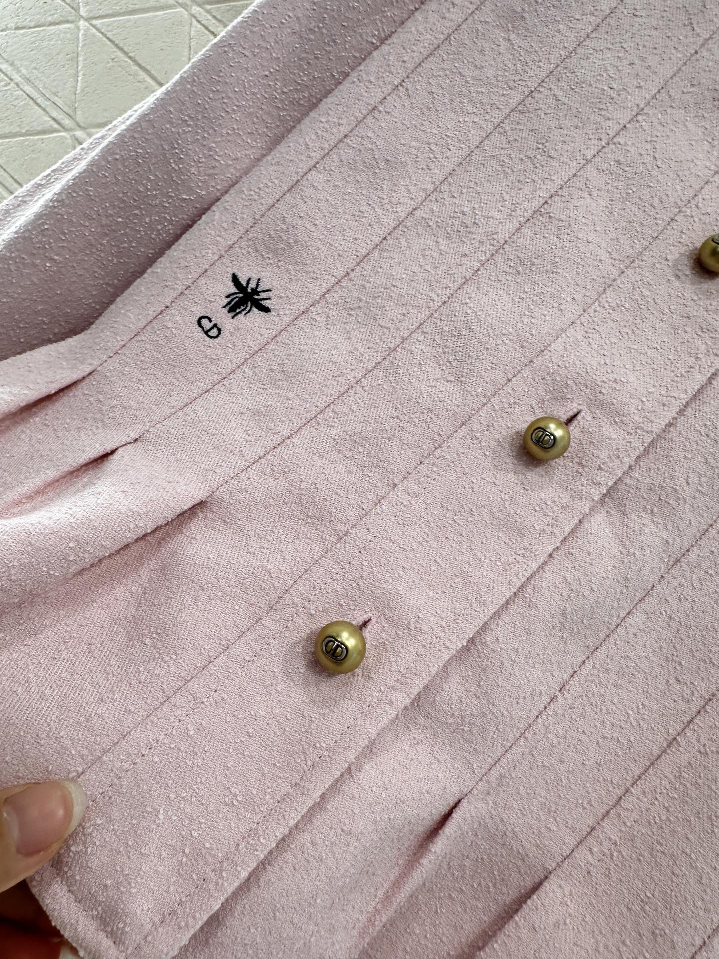 ♥Dio*♥2025新品上架
    立领正肩花边外套
定制YB进口棉毛材质 肌理明显 垂顺流畅 垫肩外