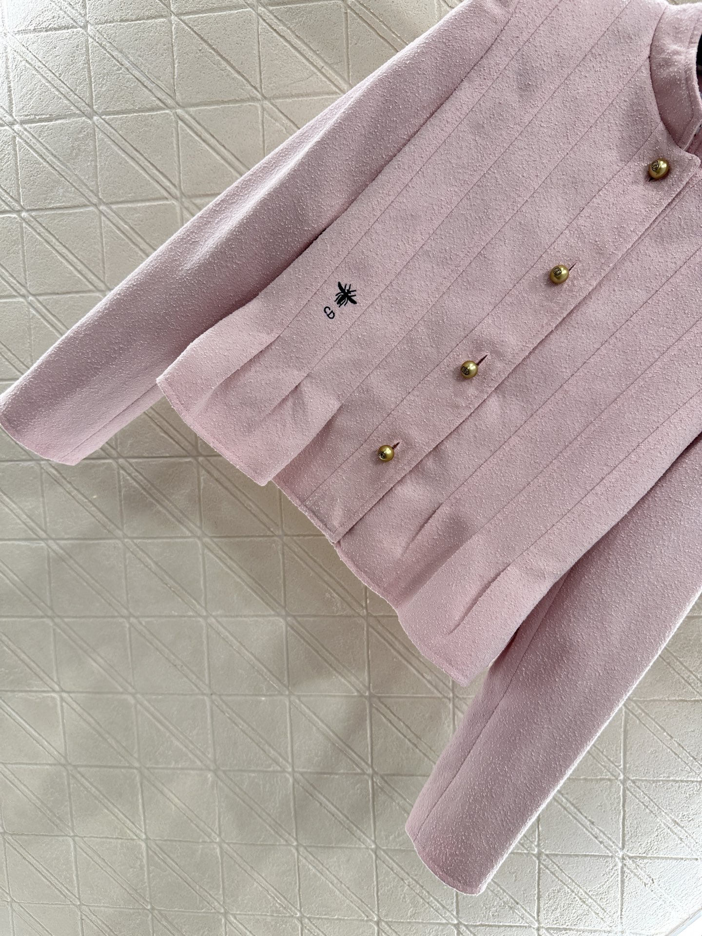 ♥Dio*♥2025新品上架
    立领正肩花边外套
定制YB进口棉毛材质 肌理明显 垂顺流畅 垫肩外