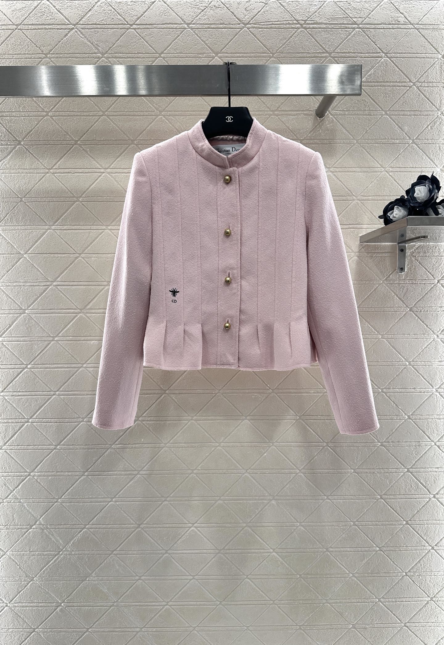 ♥Dio*♥2025新品上架
    立领正肩花边外套
定制YB进口棉毛材质 肌理明显 垂顺流畅 垫肩外