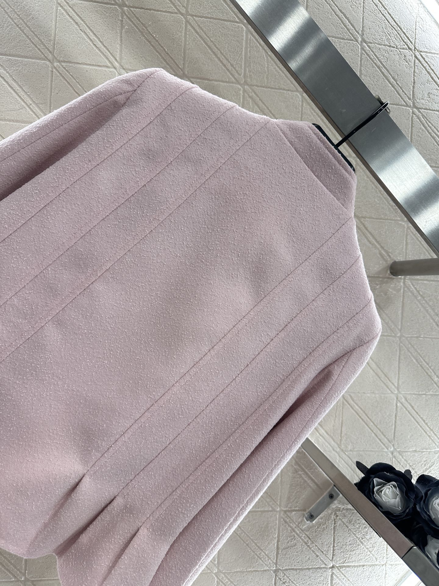 ♥Dio*♥2025新品上架
    立领正肩花边外套
定制YB进口棉毛材质 肌理明显 垂顺流畅 垫肩外