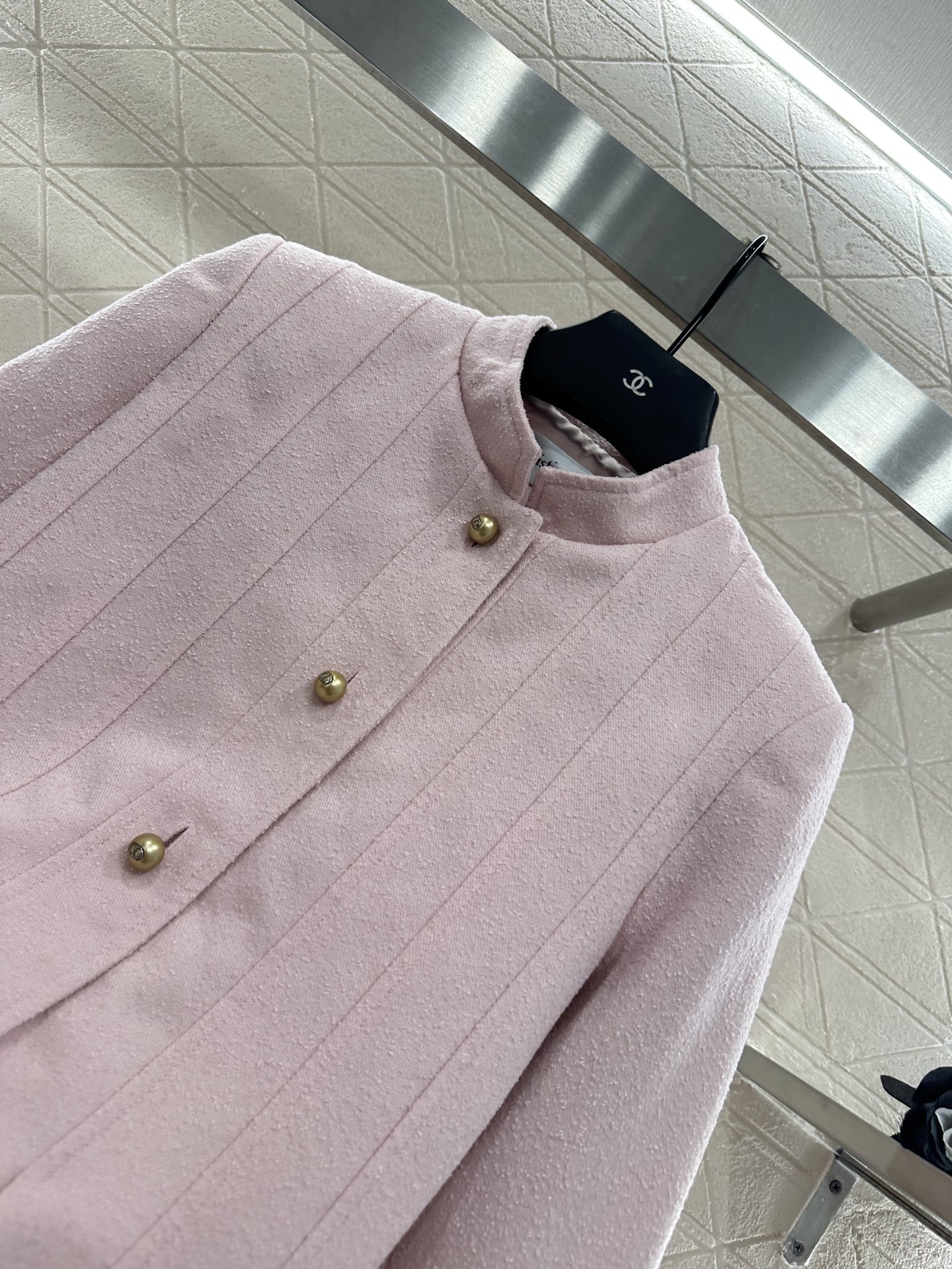 ♥Dio*♥2025新品上架
    立领正肩花边外套
定制YB进口棉毛材质 肌理明显 垂顺流畅 垫肩外