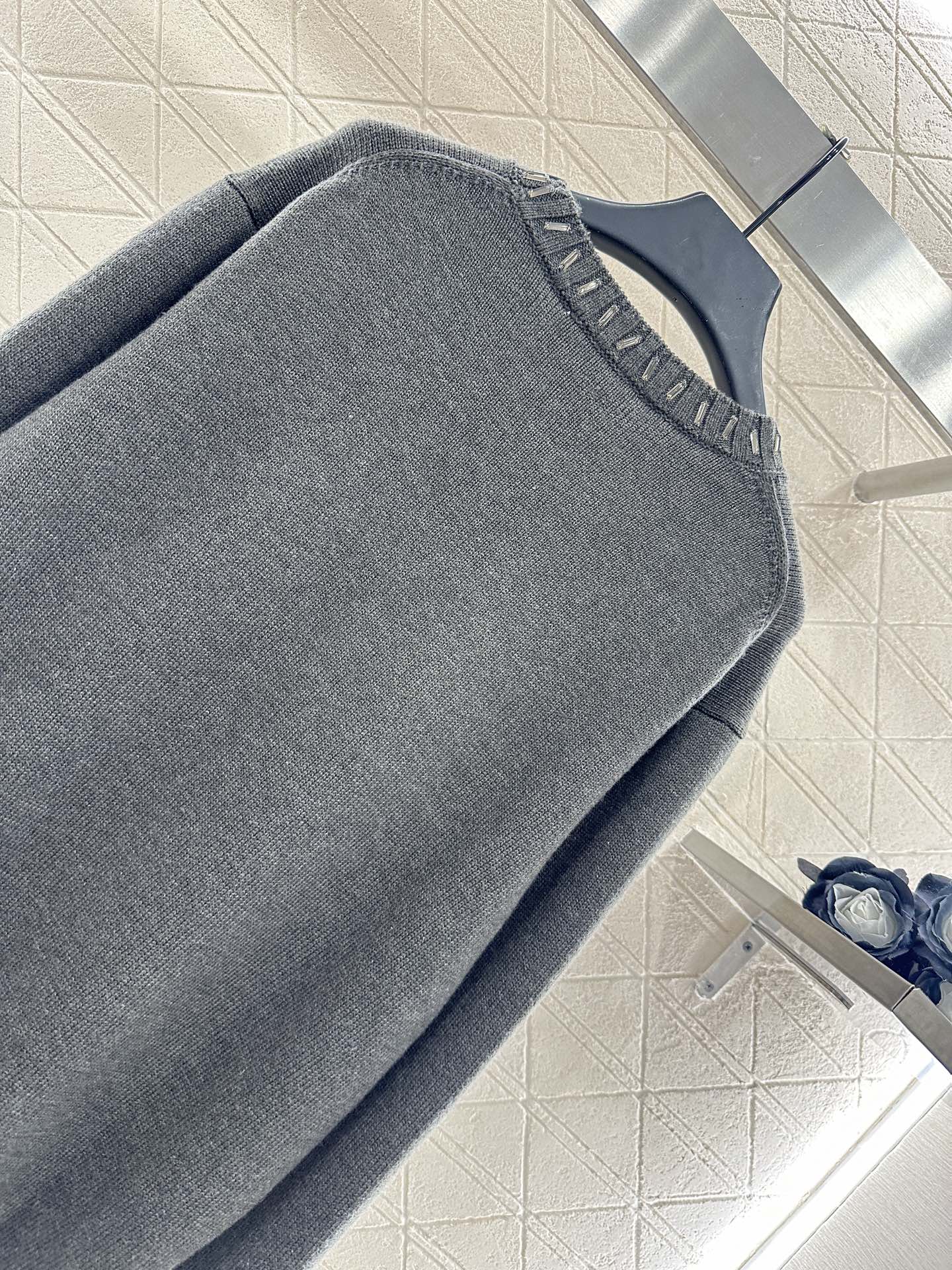 ♥Fend*♥2025新品上架
  圆领水钻包边针织毛衣
定制YB羊毛纱线织造 质感细腻 穿搭舒适 圆领