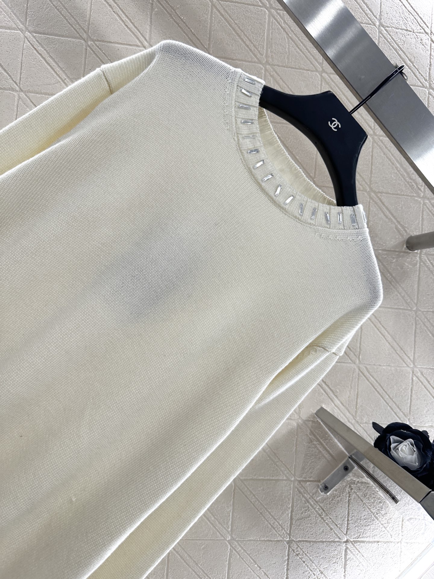 ♥Fend*♥2025新品上架
  圆领水钻包边针织毛衣
定制YB羊毛纱线织造 质感细腻 穿搭舒适 圆领