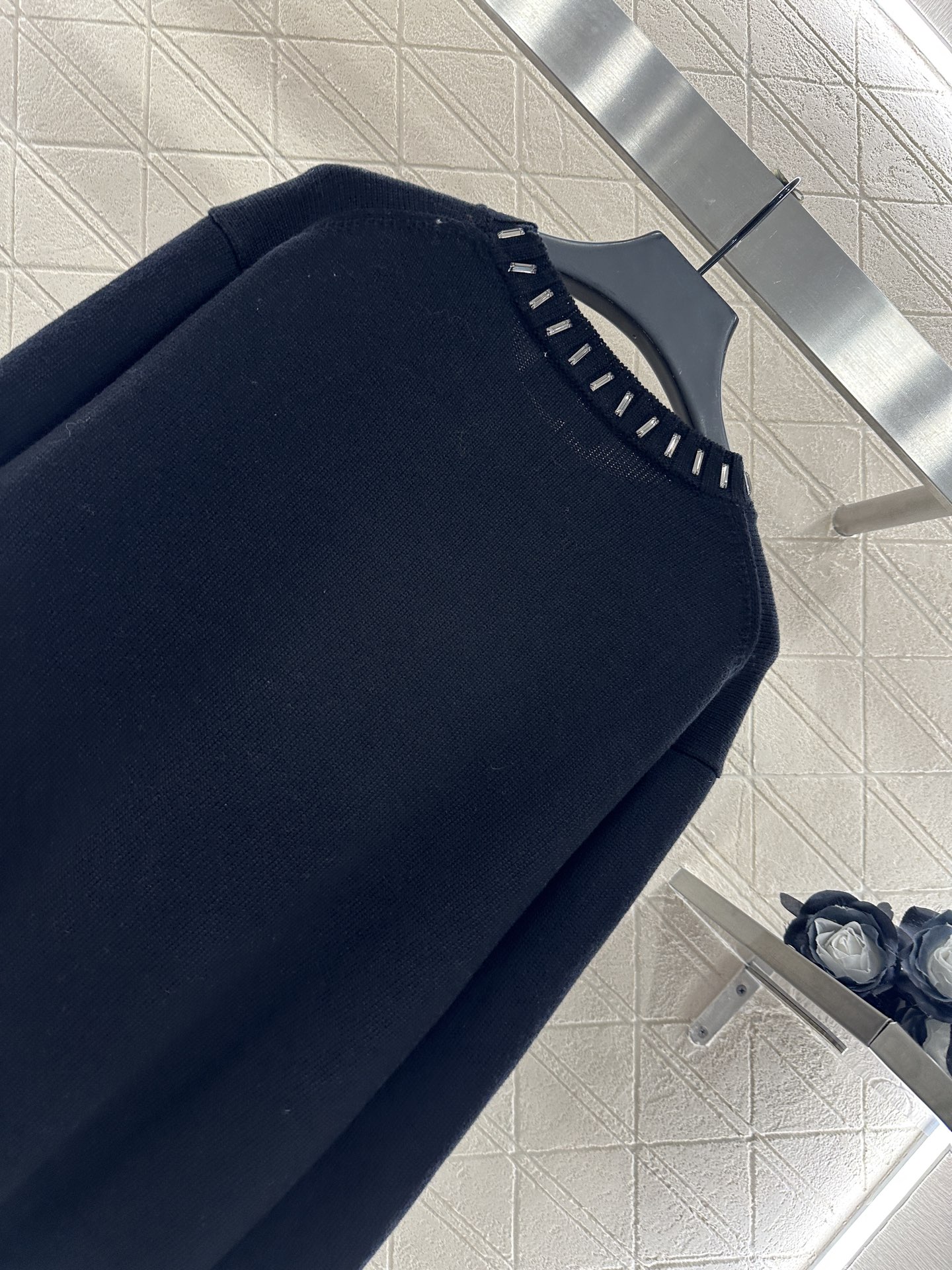 ♥Fend*♥2025新品上架
  圆领水钻包边针织毛衣
定制YB羊毛纱线织造 质感细腻 穿搭舒适 圆领