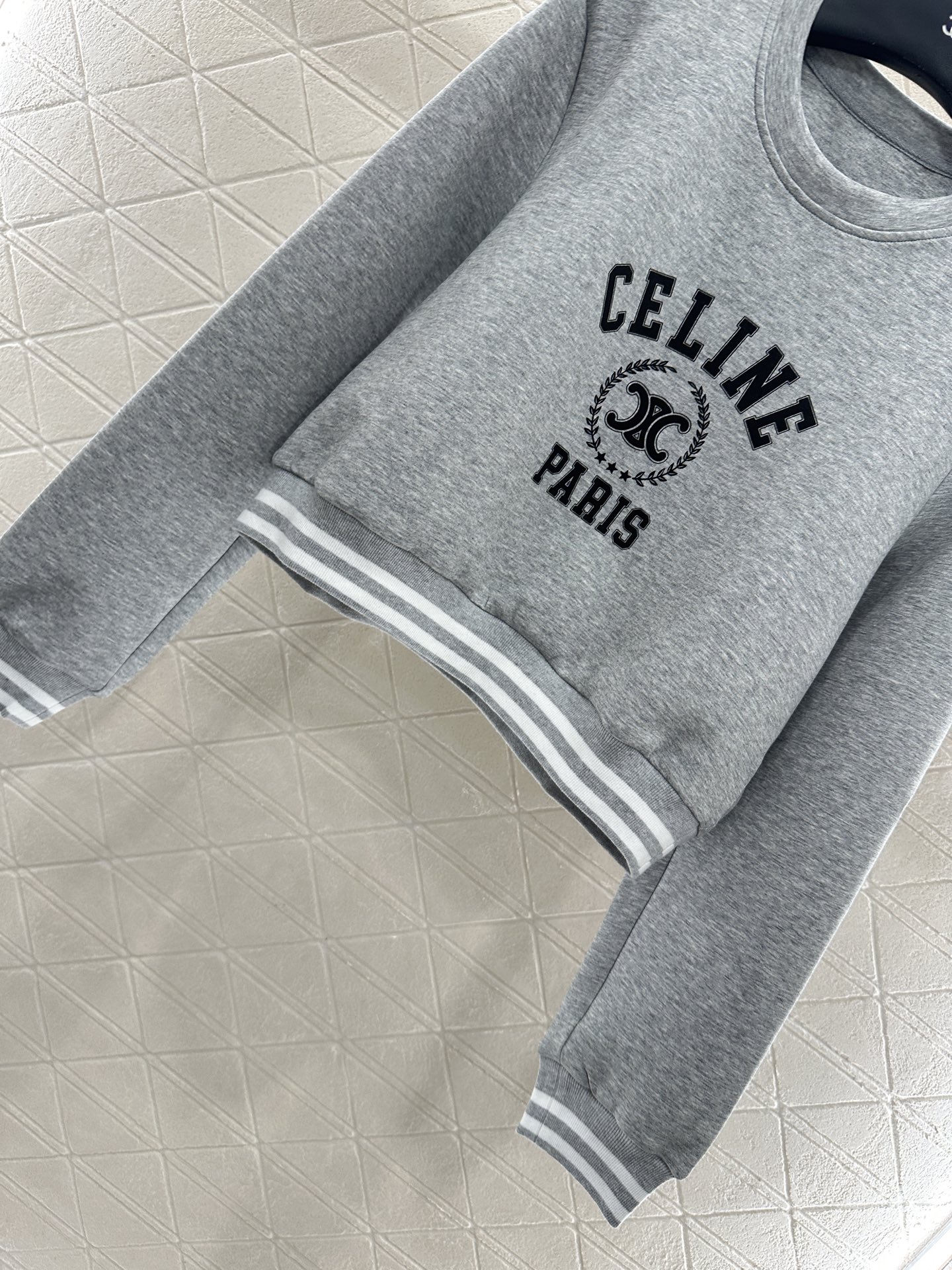 ♥Celin*♥2025新品上架
    圆领卫衣长裤套装
定制YB原生全棉材质 舒适软糯 穿搭洋气 短