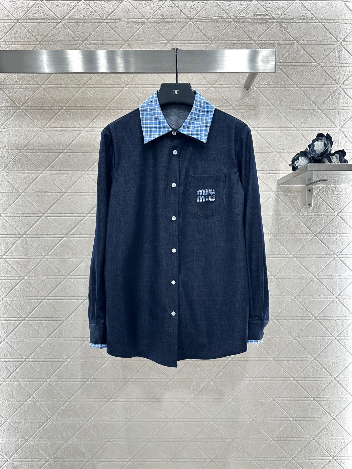 ♥Miumi*♥2025新品上架
  牛仔拼接衬衫长裤套装
定制YB进口天丝材质 质感垂顺 穿搭舒适 正