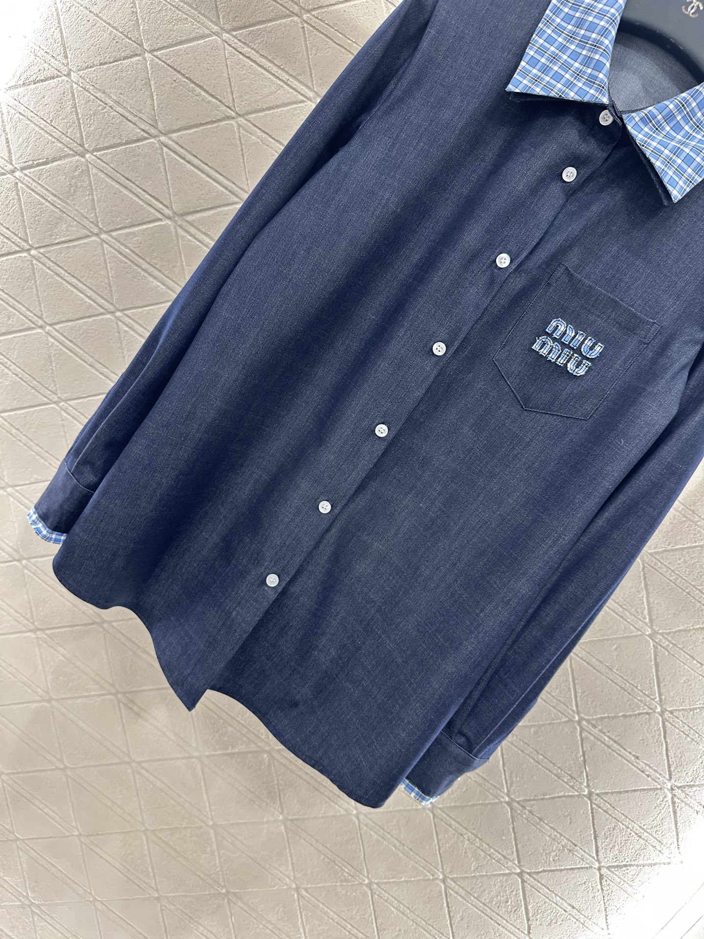 ♥Miumi*♥2025新品上架
  牛仔拼接衬衫长裤套装
定制YB进口天丝材质 质感垂顺 穿搭舒适 正