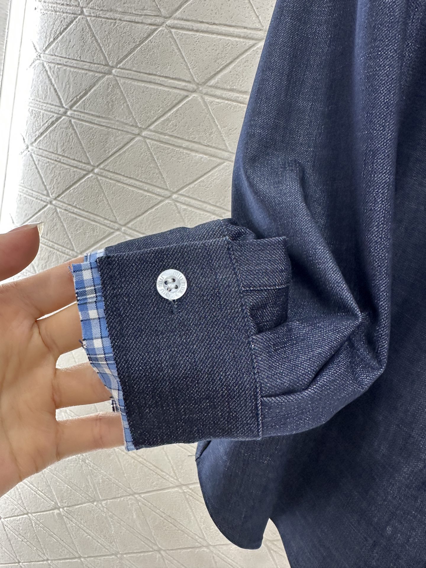 ♥Miumi*♥2025新品上架
  牛仔拼接衬衫长裤套装
定制YB进口天丝材质 质感垂顺 穿搭舒适 正