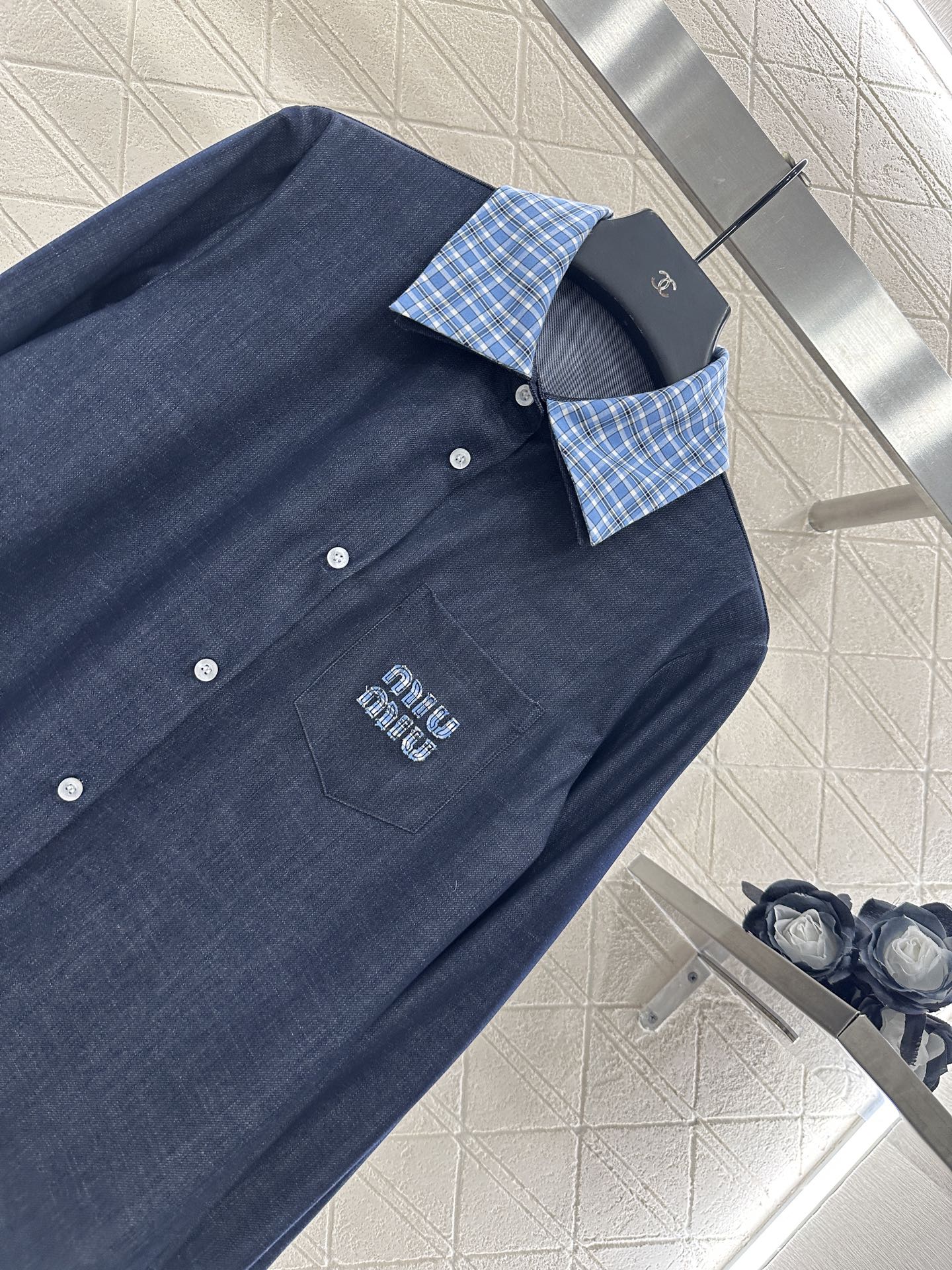 ♥Miumi*♥2025新品上架
  牛仔拼接衬衫长裤套装
定制YB进口天丝材质 质感垂顺 穿搭舒适 正