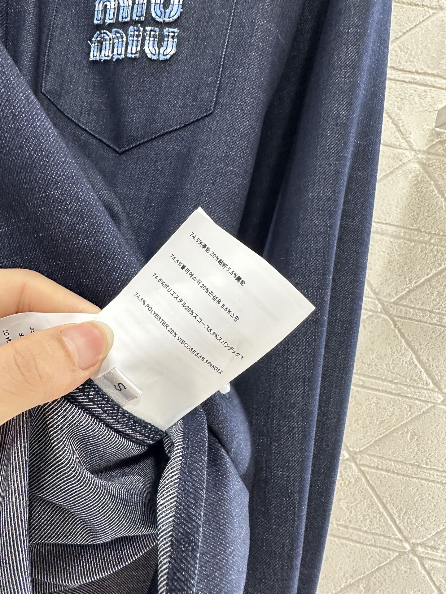 ♥Miumi*♥2025新品上架
  牛仔拼接衬衫长裤套装
定制YB进口天丝材质 质感垂顺 穿搭舒适 正