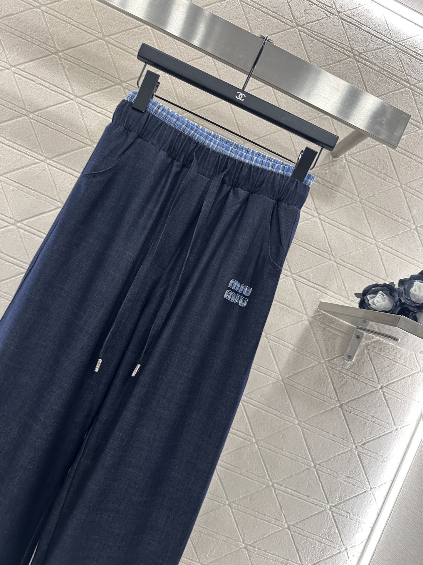 ♥Miumi*♥2025新品上架
  牛仔拼接衬衫长裤套装
定制YB进口天丝材质 质感垂顺 穿搭舒适 正