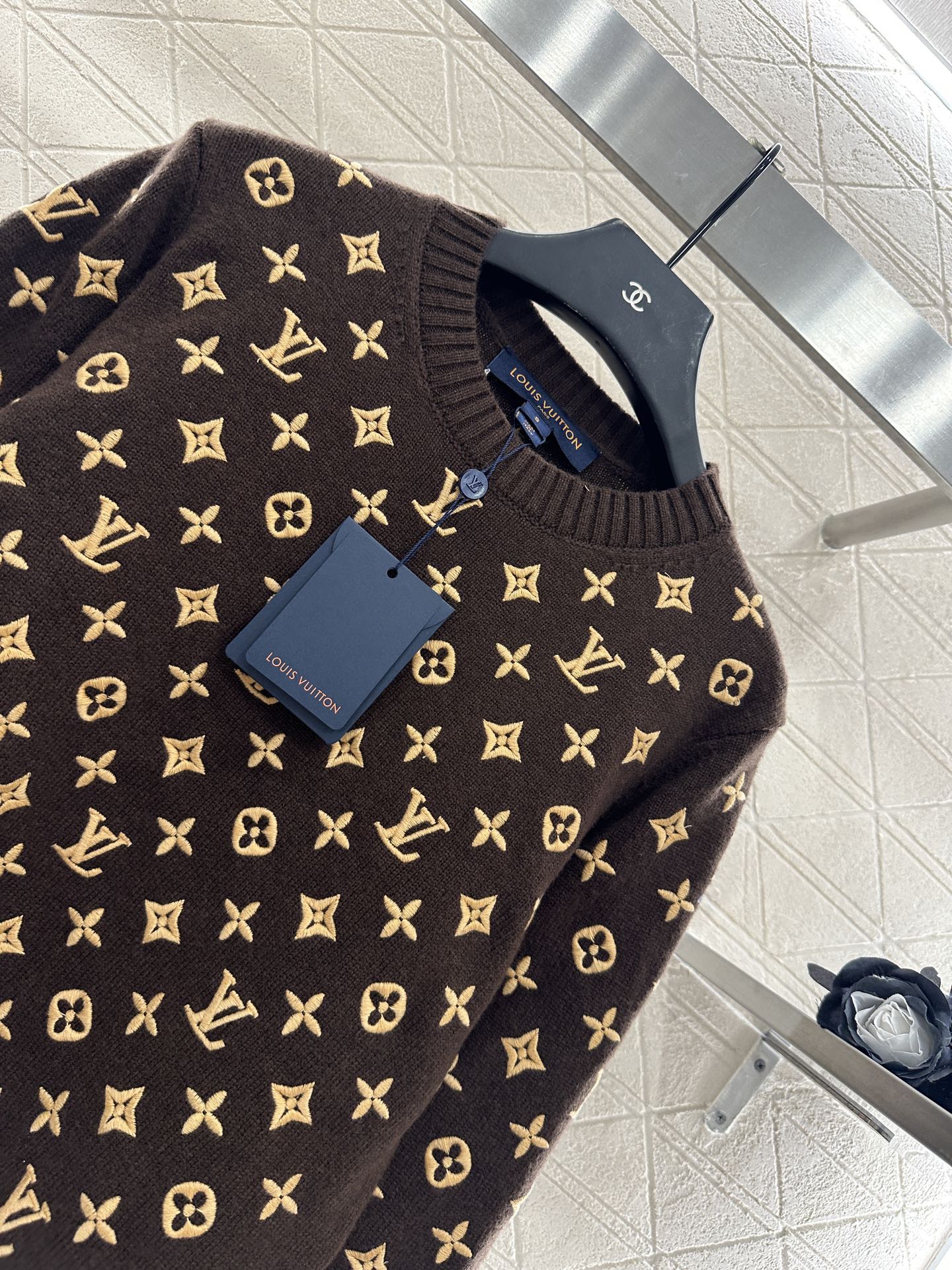 ♥Louis Vuitto*♥2025新品上架
      圆领刺绣针织套头毛衣
定制YB羊绒纱线织造 