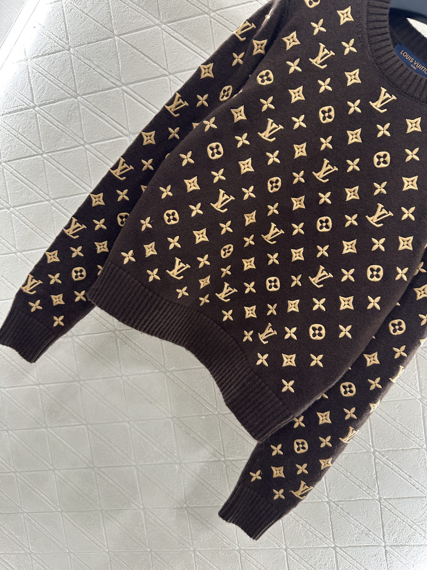 ♥Louis Vuitto*♥2025新品上架
      圆领刺绣针织套头毛衣
定制YB羊绒纱线织造 