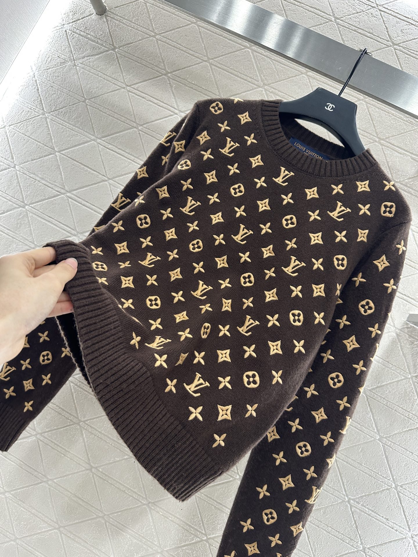 ♥Louis Vuitto*♥2025新品上架
      圆领刺绣针织套头毛衣
定制YB羊绒纱线织造 
