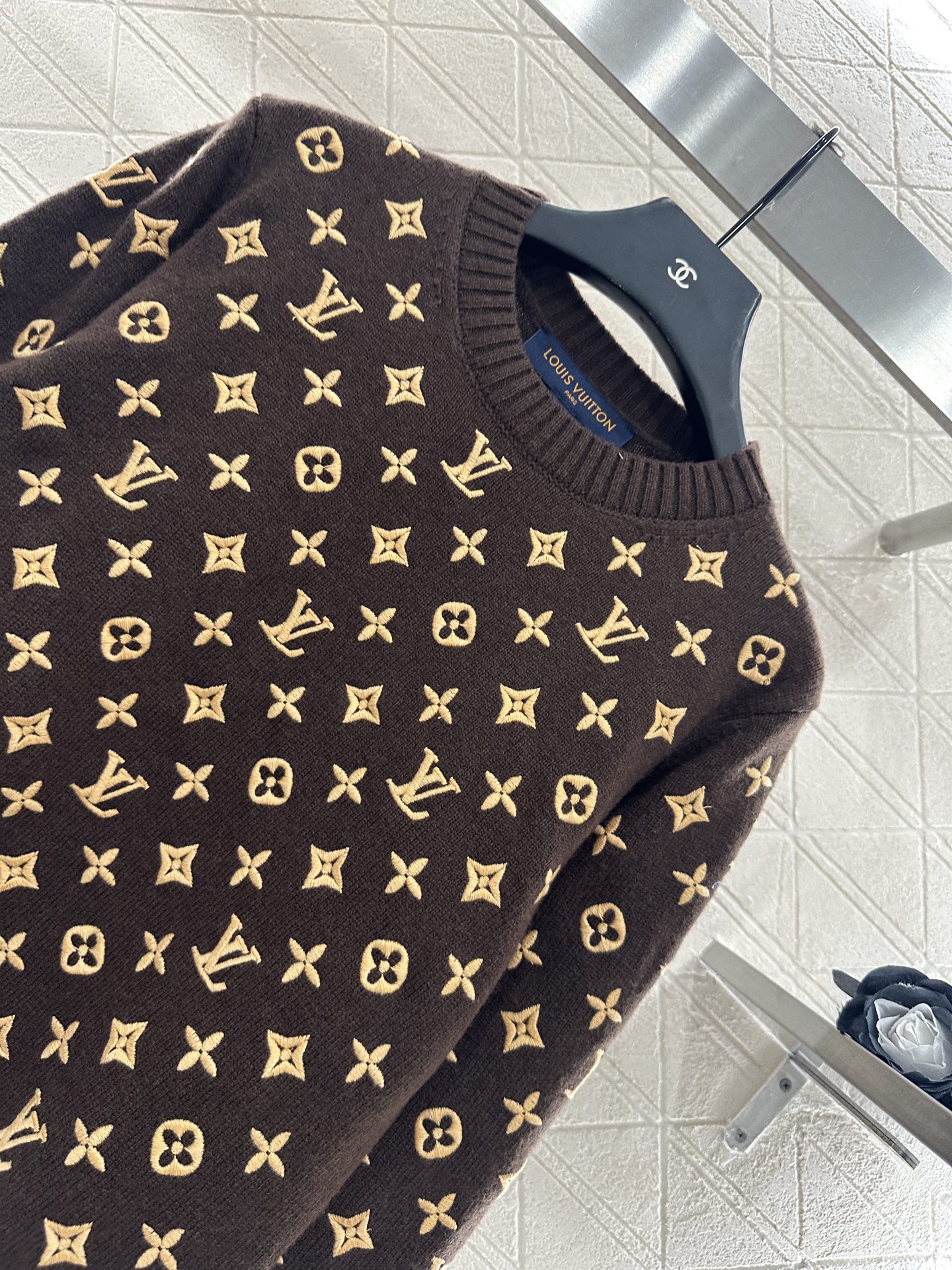 ♥Louis Vuitto*♥2025新品上架
      圆领刺绣针织套头毛衣
定制YB羊绒纱线织造 