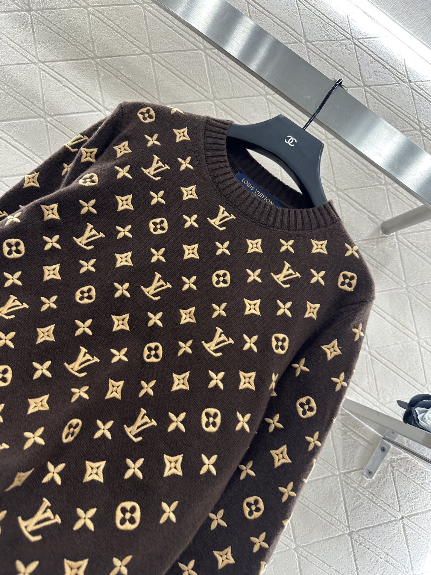 ♥Louis Vuitto*♥2025新品上架
      圆领刺绣针织套头毛衣
定制YB羊绒纱线织造 