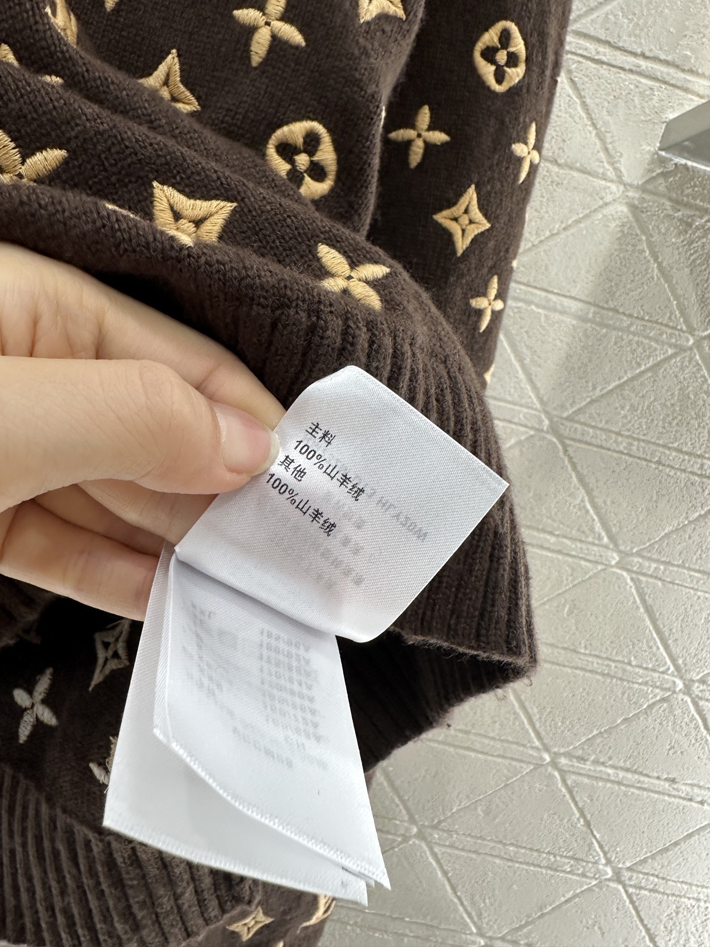 ♥Louis Vuitto*♥2025新品上架
      圆领刺绣针织套头毛衣
定制YB羊绒纱线织造 