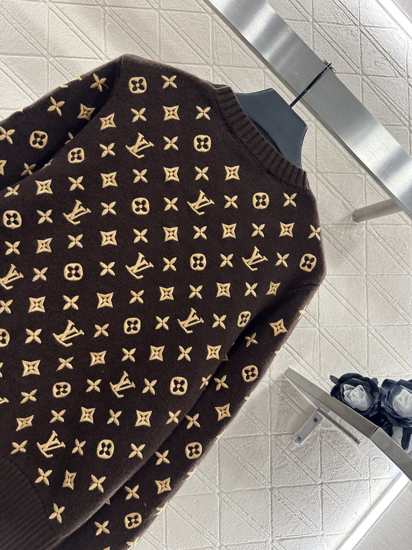 ♥Louis Vuitto*♥2025新品上架
      圆领刺绣针织套头毛衣
定制YB羊绒纱线织造 