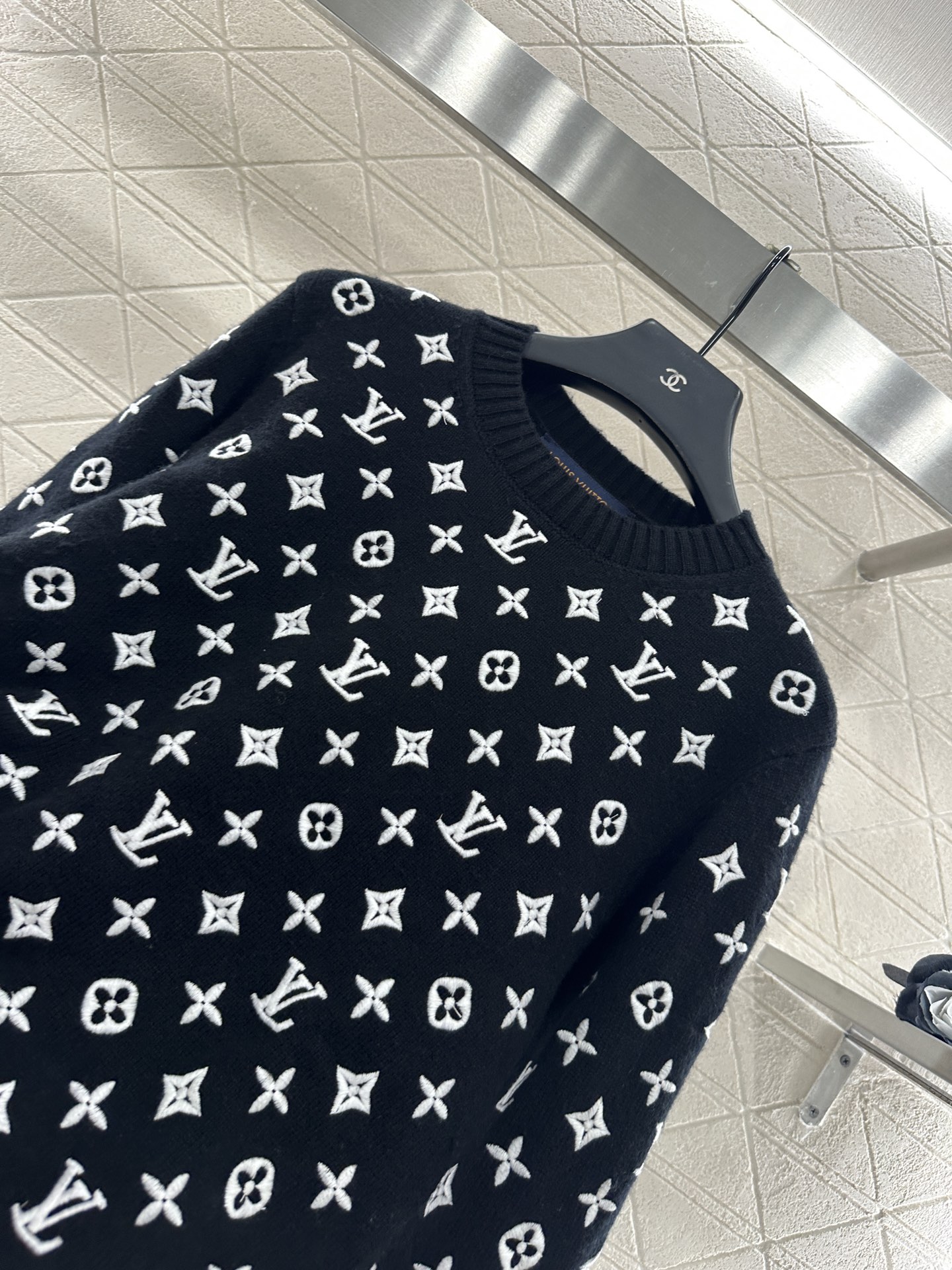 ♥Louis Vuitto*♥2025新品上架
      圆领刺绣针织套头毛衣
定制YB羊绒纱线织造 