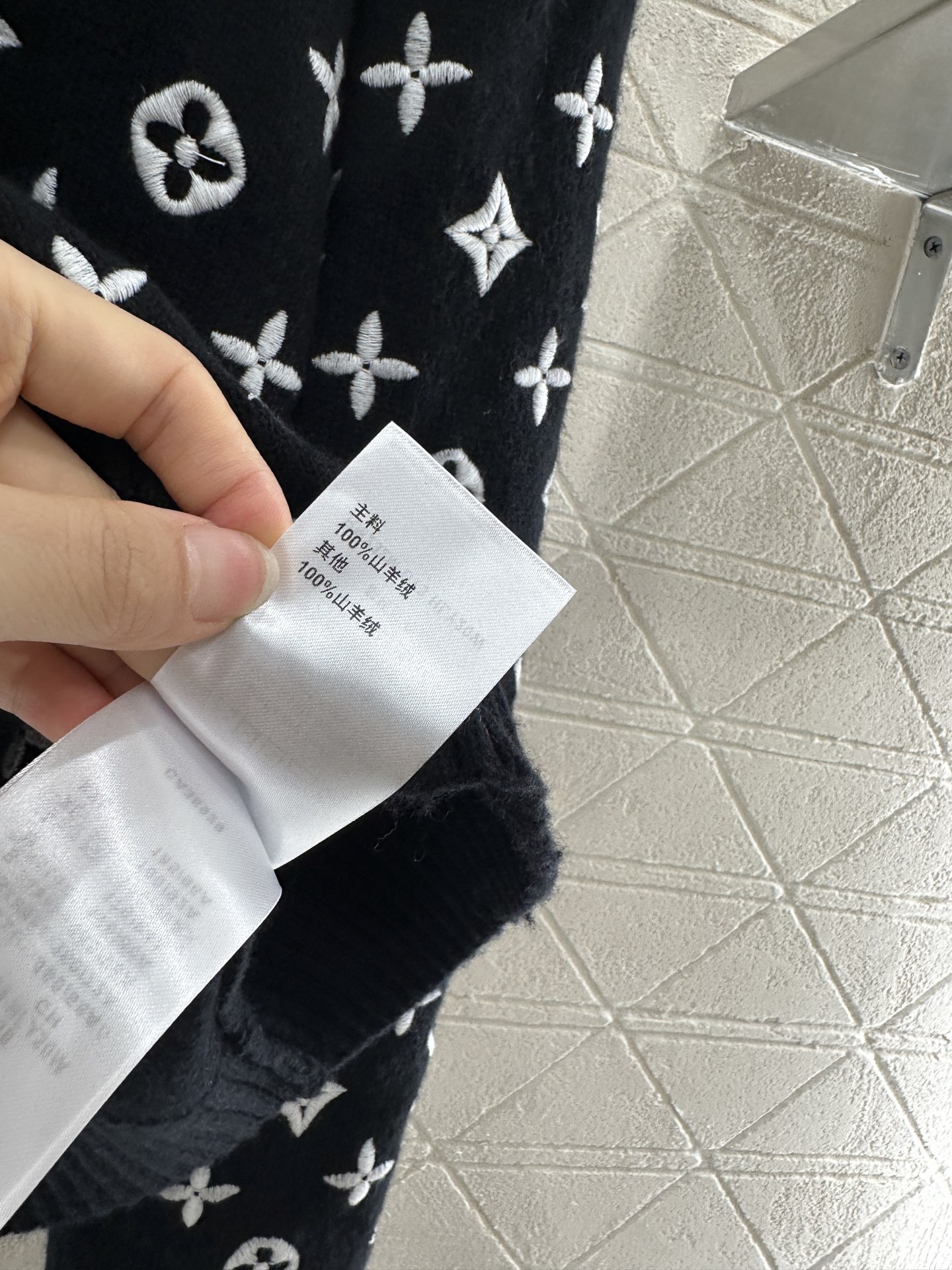 ♥Louis Vuitto*♥2025新品上架
      圆领刺绣针织套头毛衣
定制YB羊绒纱线织造 