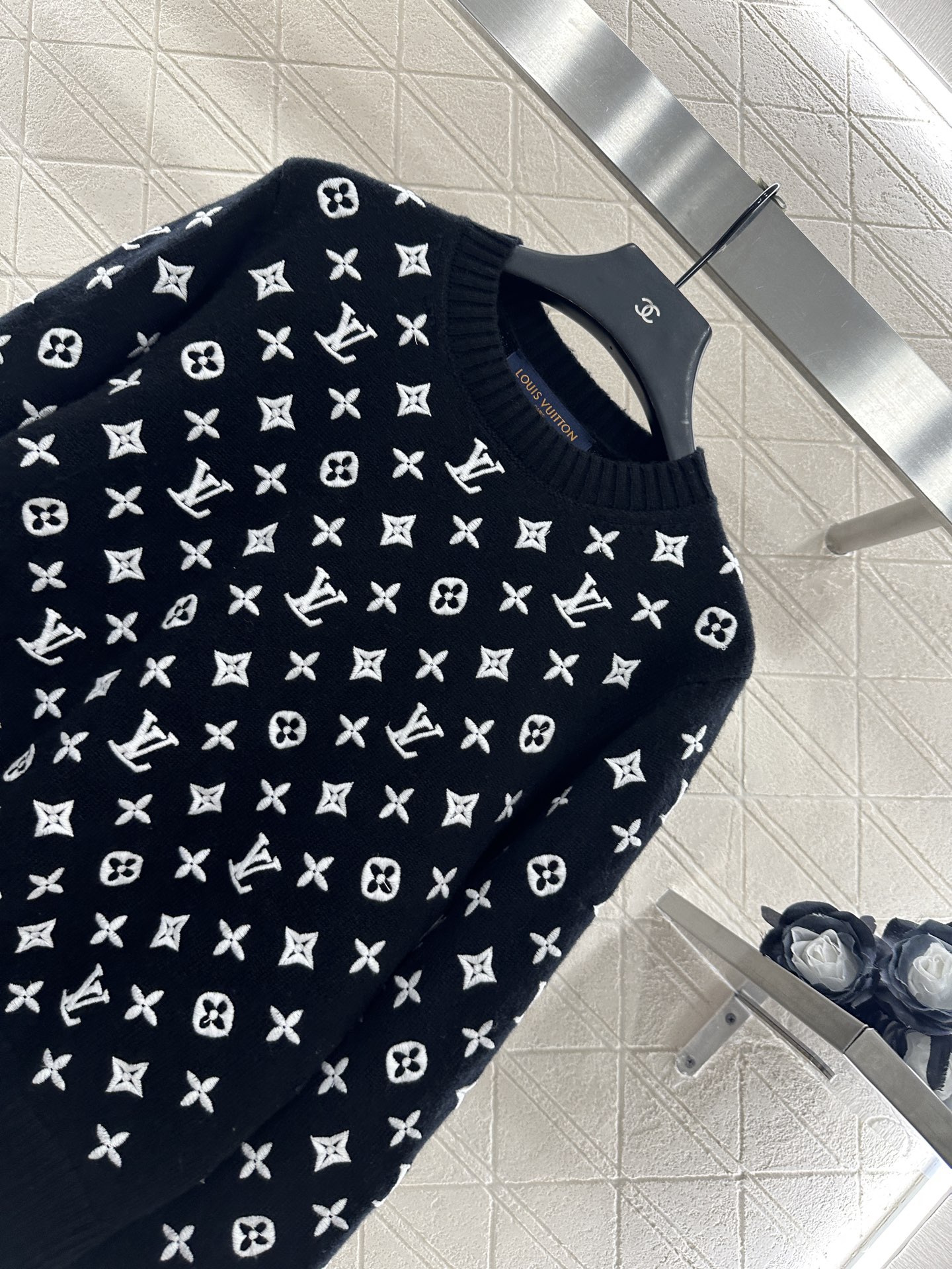 ♥Louis Vuitto*♥2025新品上架
      圆领刺绣针织套头毛衣
定制YB羊绒纱线织造 