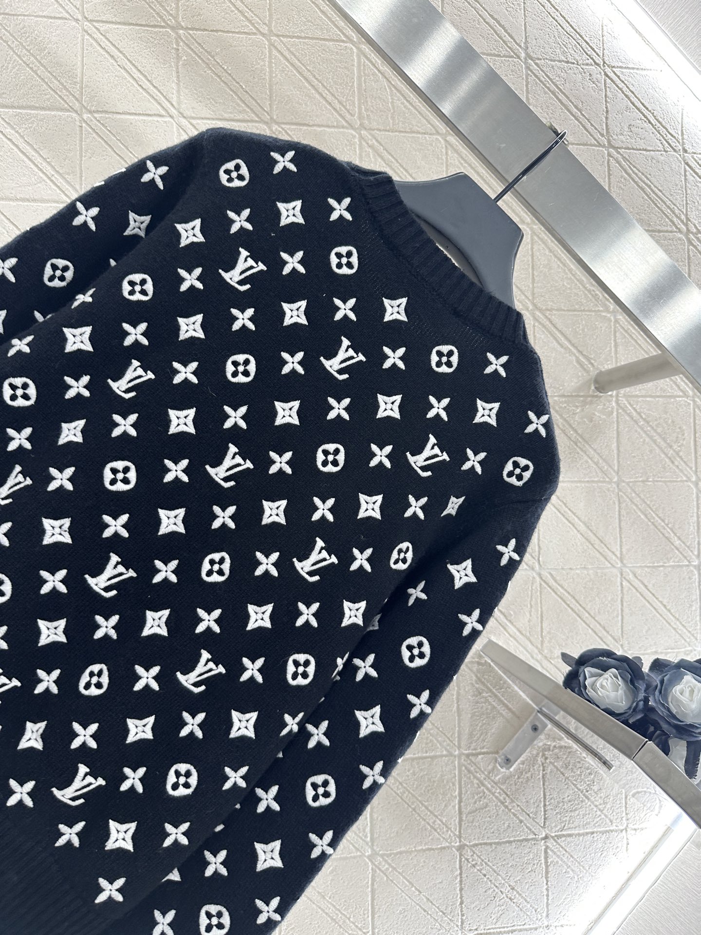 ♥Louis Vuitto*♥2025新品上架
      圆领刺绣针织套头毛衣
定制YB羊绒纱线织造 