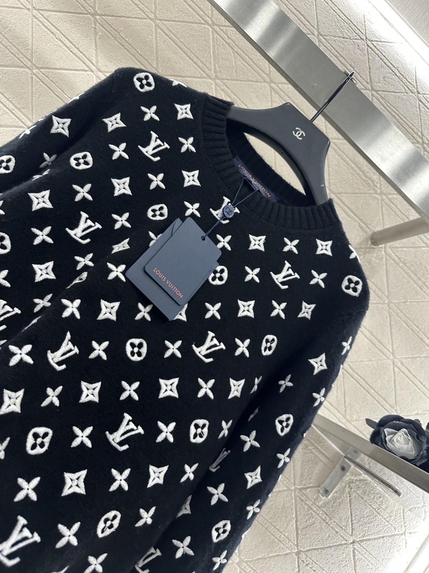 ♥Louis Vuitto*♥2025新品上架
      圆领刺绣针织套头毛衣
定制YB羊绒纱线织造 