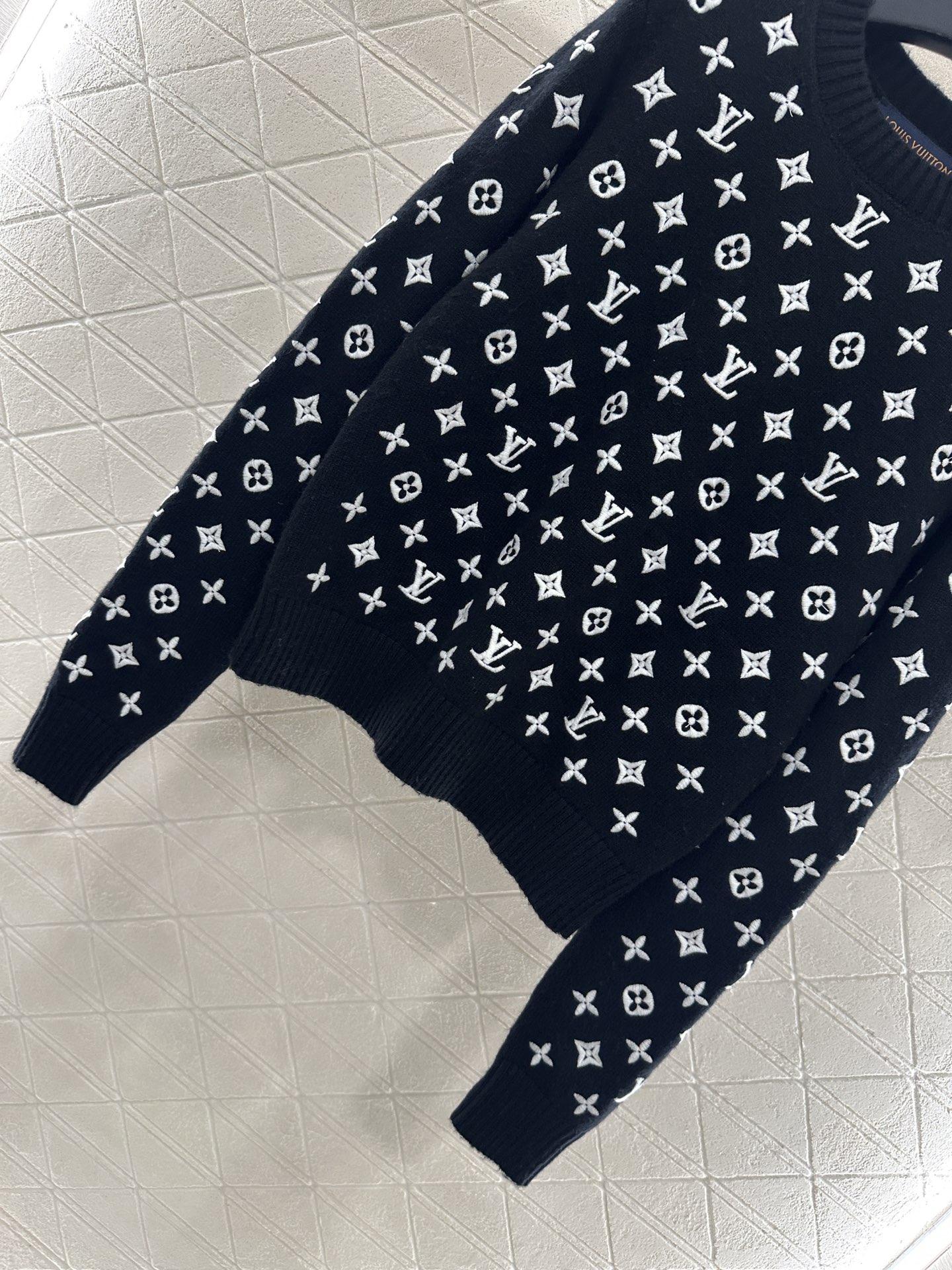 ♥Louis Vuitto*♥2025新品上架
      圆领刺绣针织套头毛衣
定制YB羊绒纱线织造 