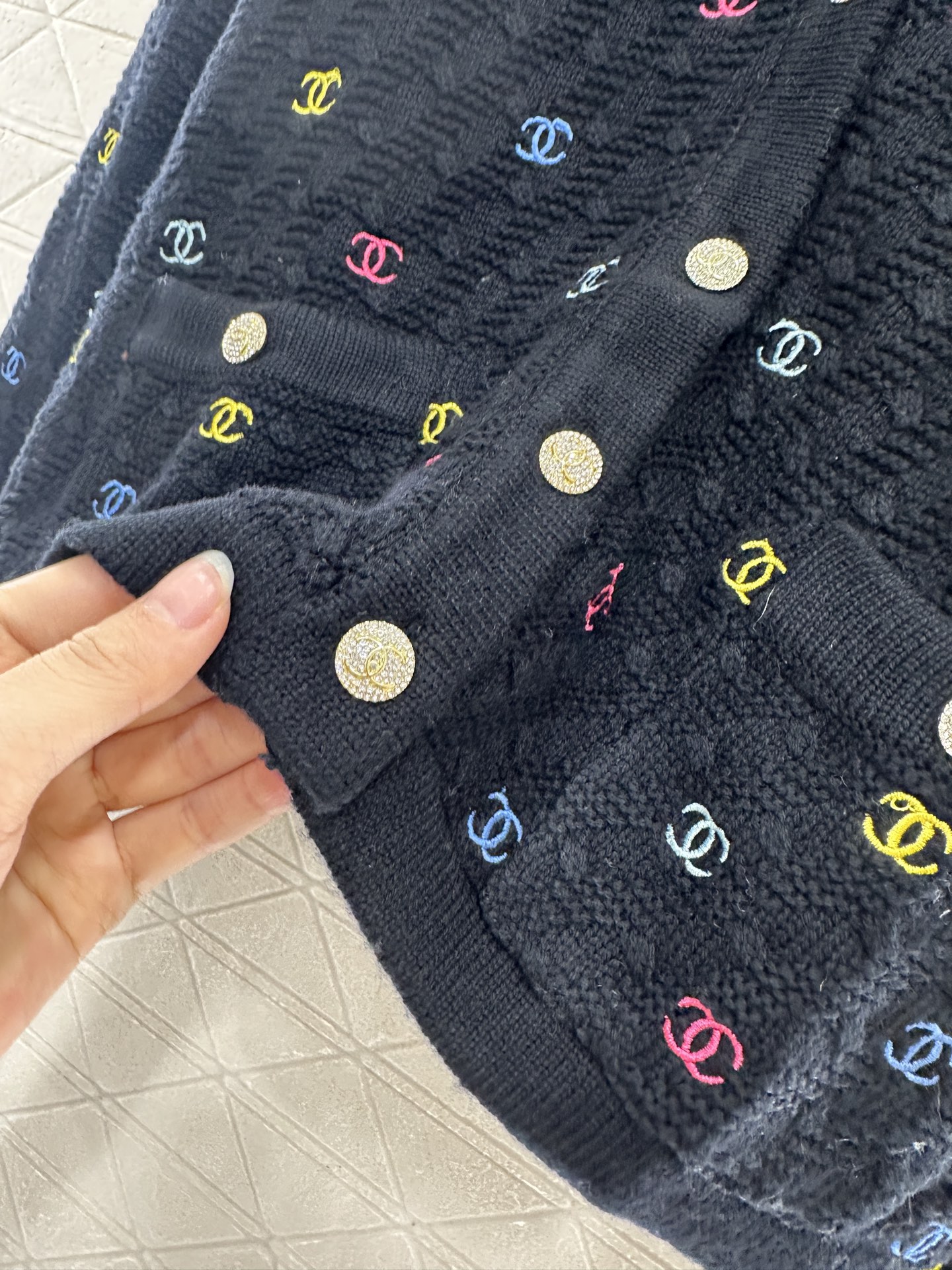 ♥Chane*♥2025新品上架
      V领刺绣针织开衫
定制YB羊毛纱线织造 质感细腻 穿搭舒适