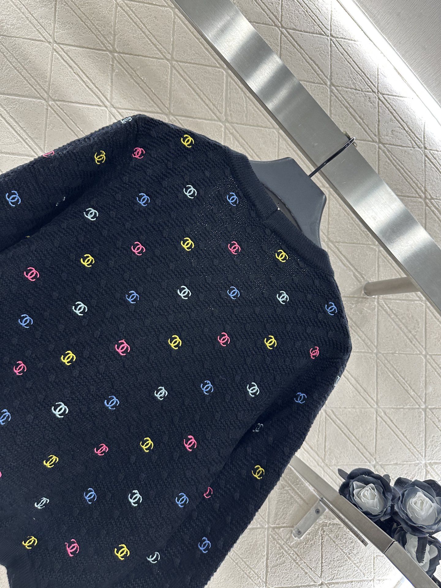 ♥Chane*♥2025新品上架
      V领刺绣针织开衫
定制YB羊毛纱线织造 质感细腻 穿搭舒适